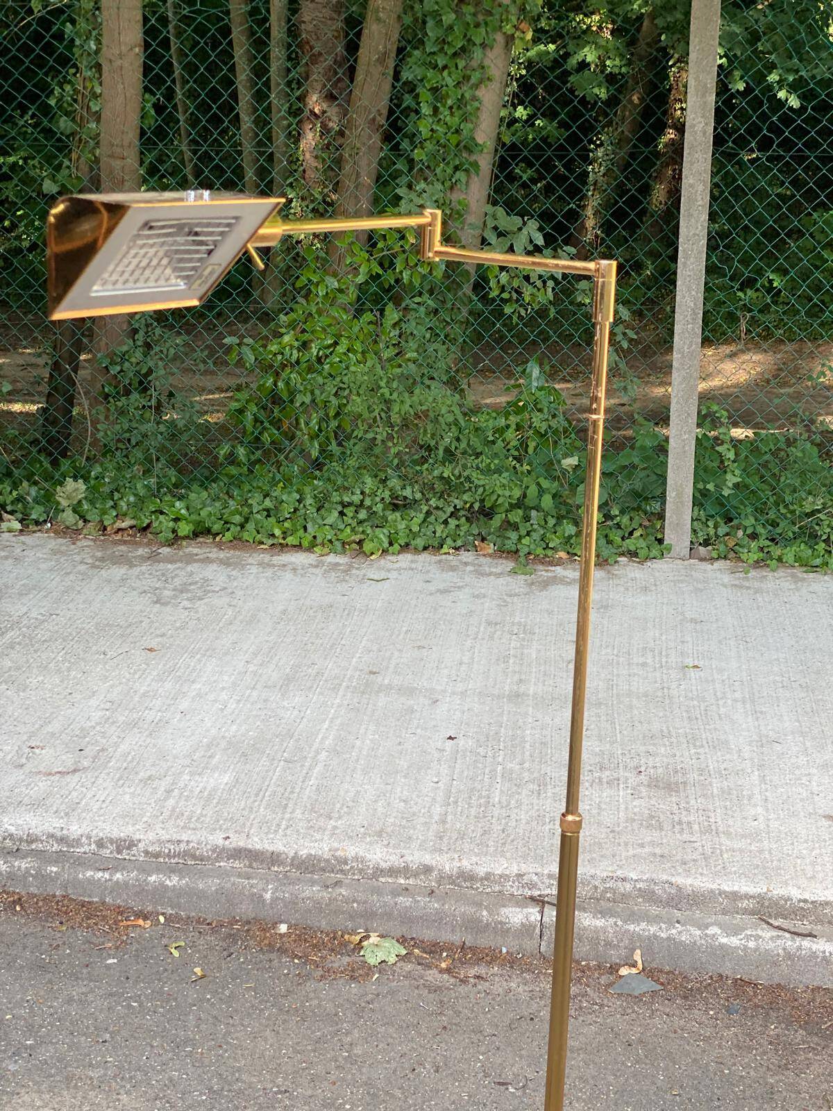Italian floor lamp in gilded brass with swing arm