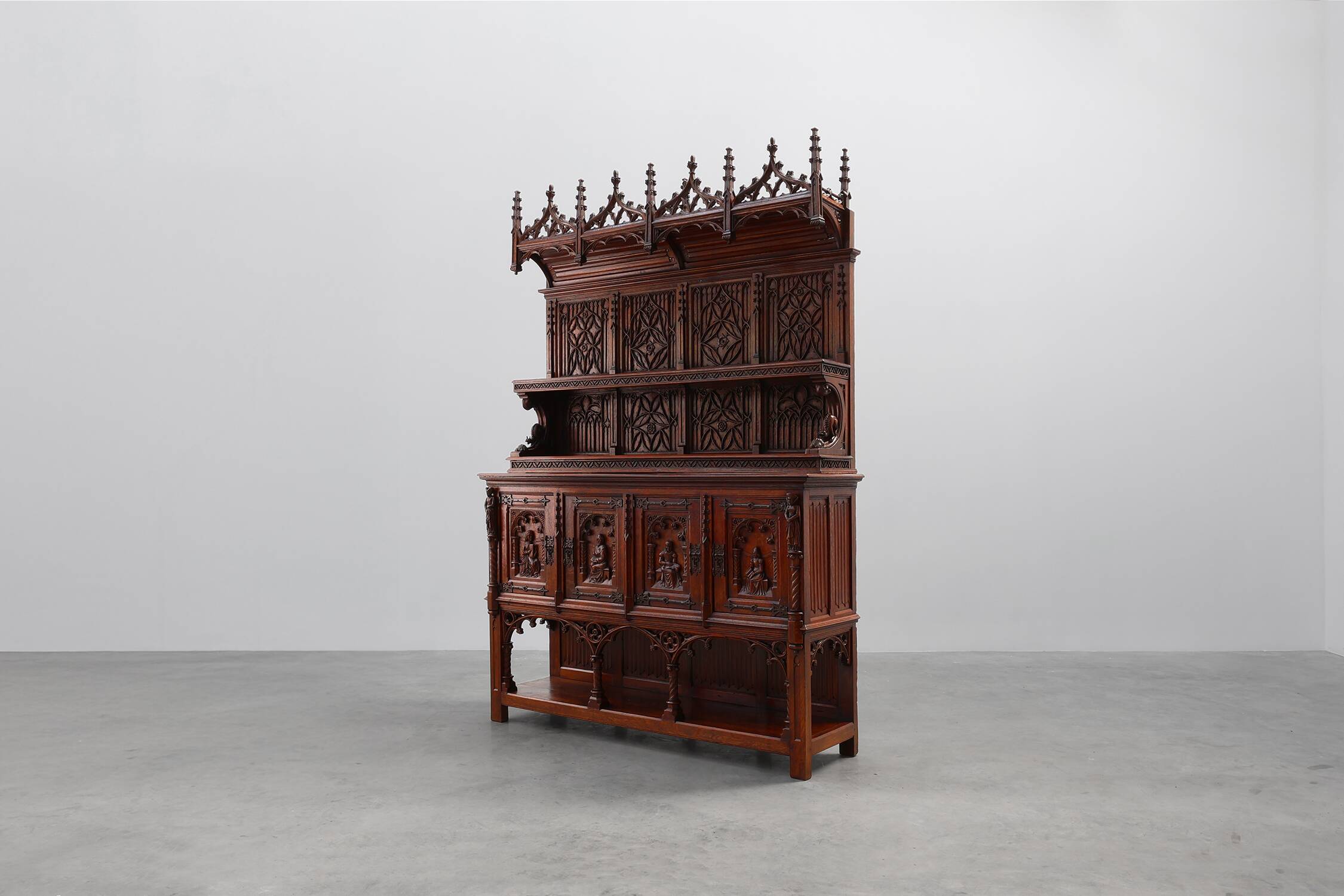 Rare grande armoire néogothique en chêne sculpté à la main du début du XIXe siècle