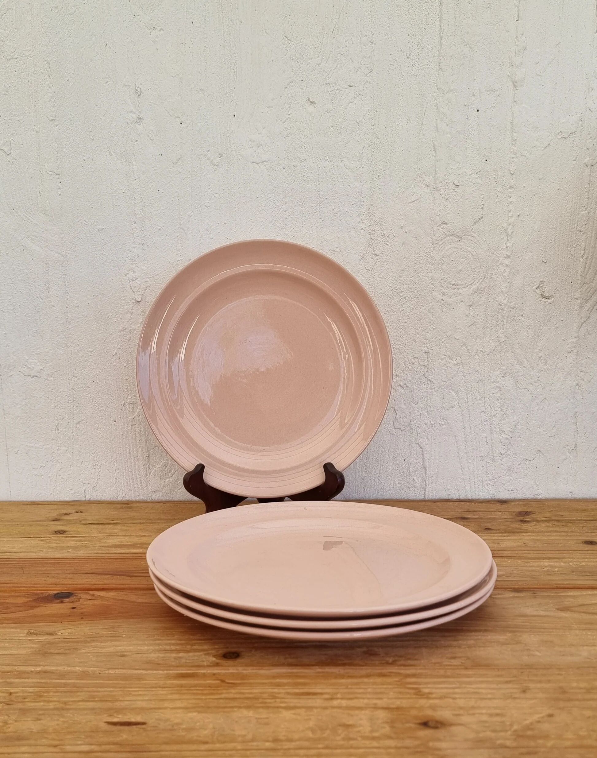 Set of 4 Villeroy & Boch Mettlach pale pink dinner plates.