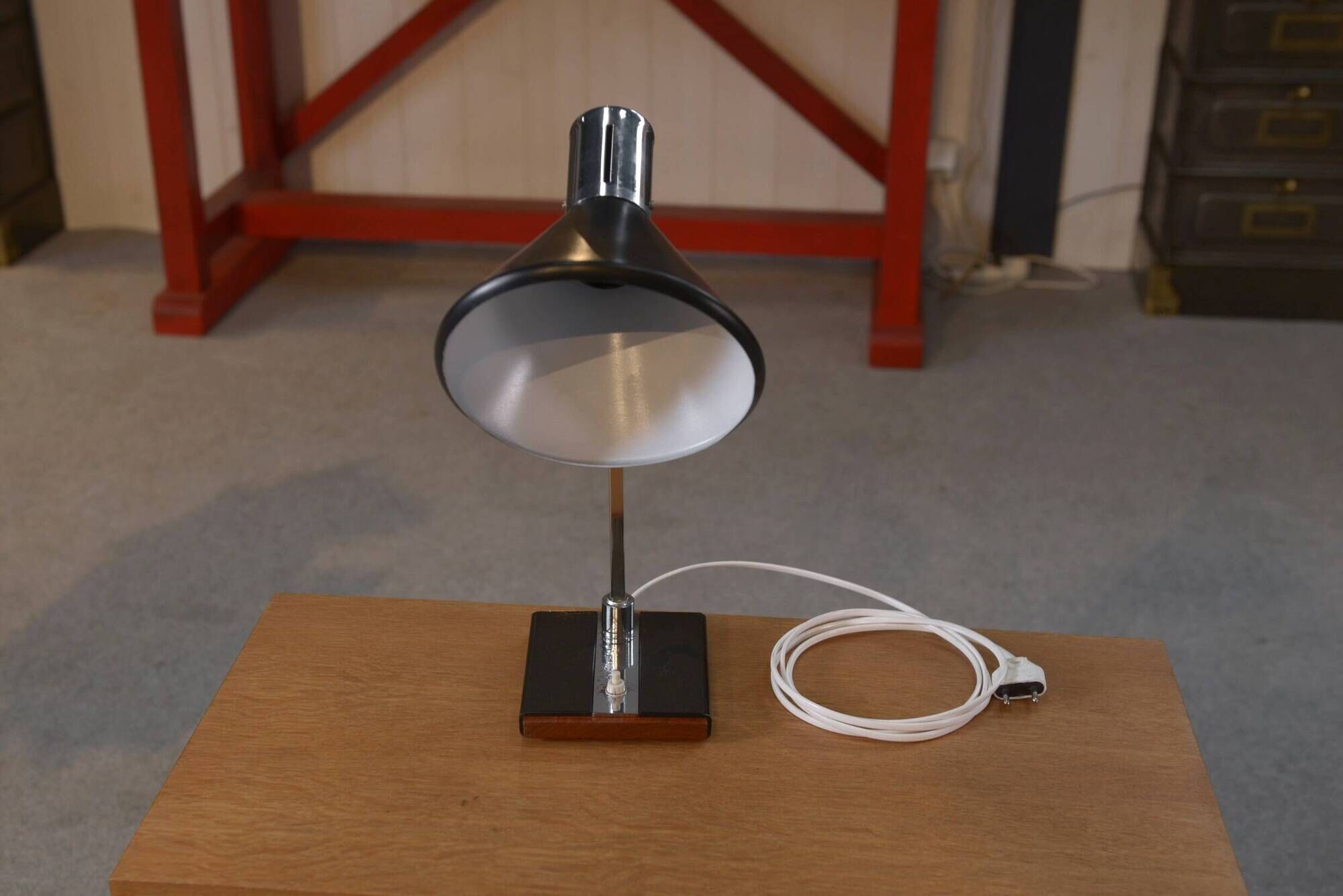 Lampe de bureau laquée noir et métal chromé design italien vers 1970's