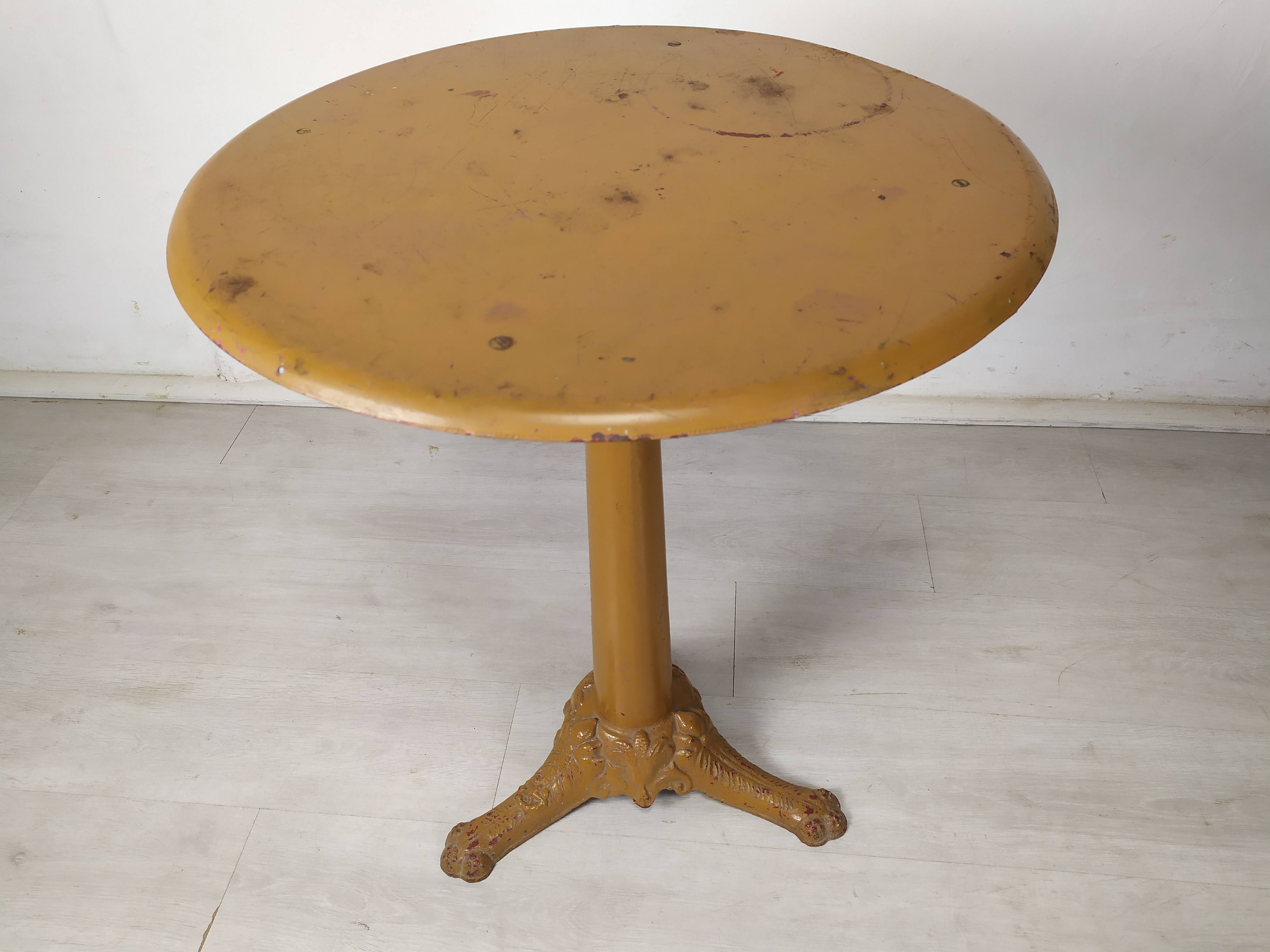 Garden pedestal table