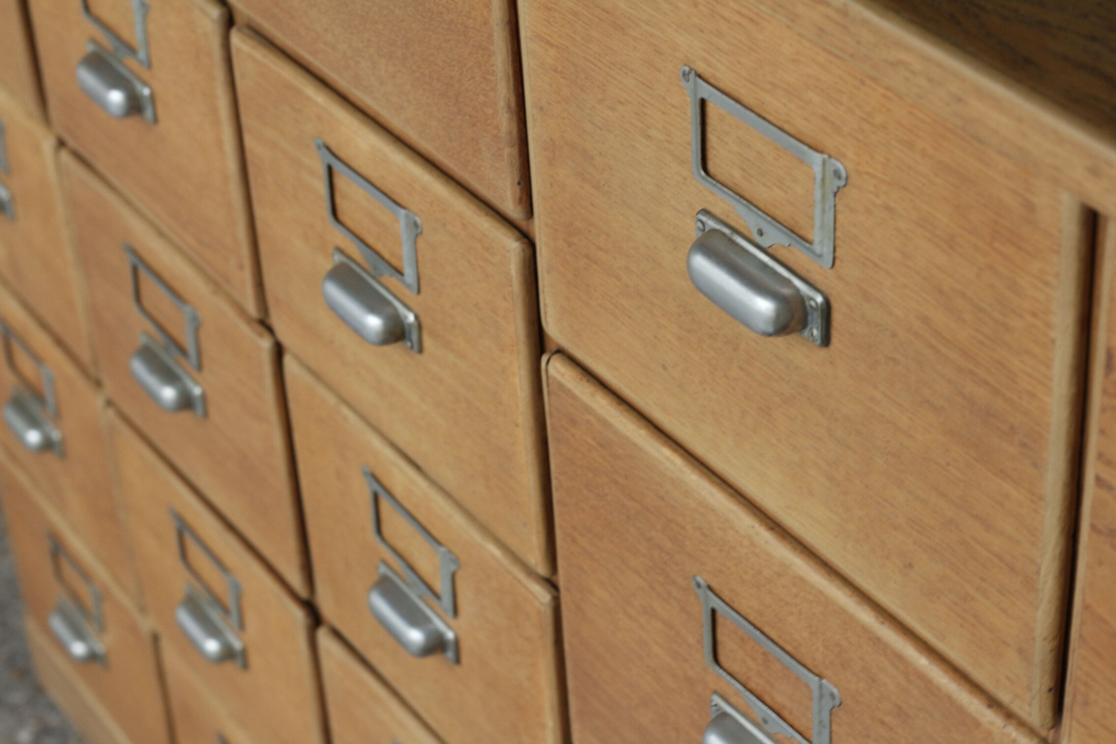 Furniture of trade: dresser of apothecary.
