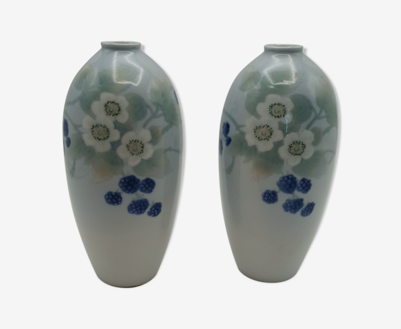 Paire de vases en porcelaine