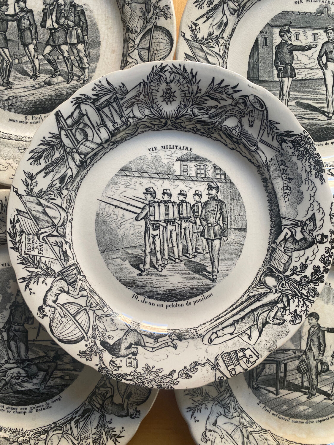 Choisy le roi - 5 assiettes vie militaire