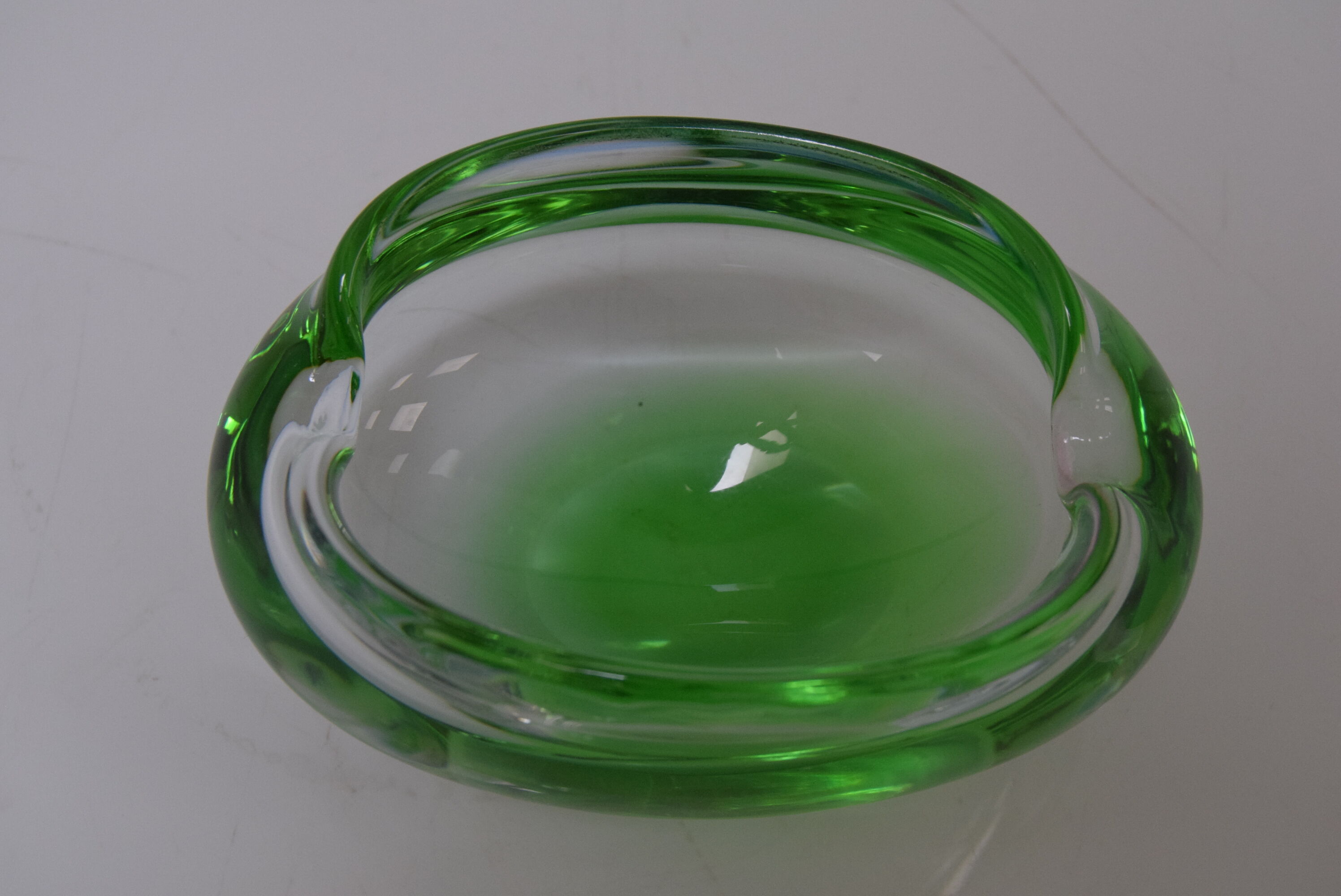Cendrier du milieu du siècle en verre métallurgique, par Glasswork Novy Bor, années 1960.