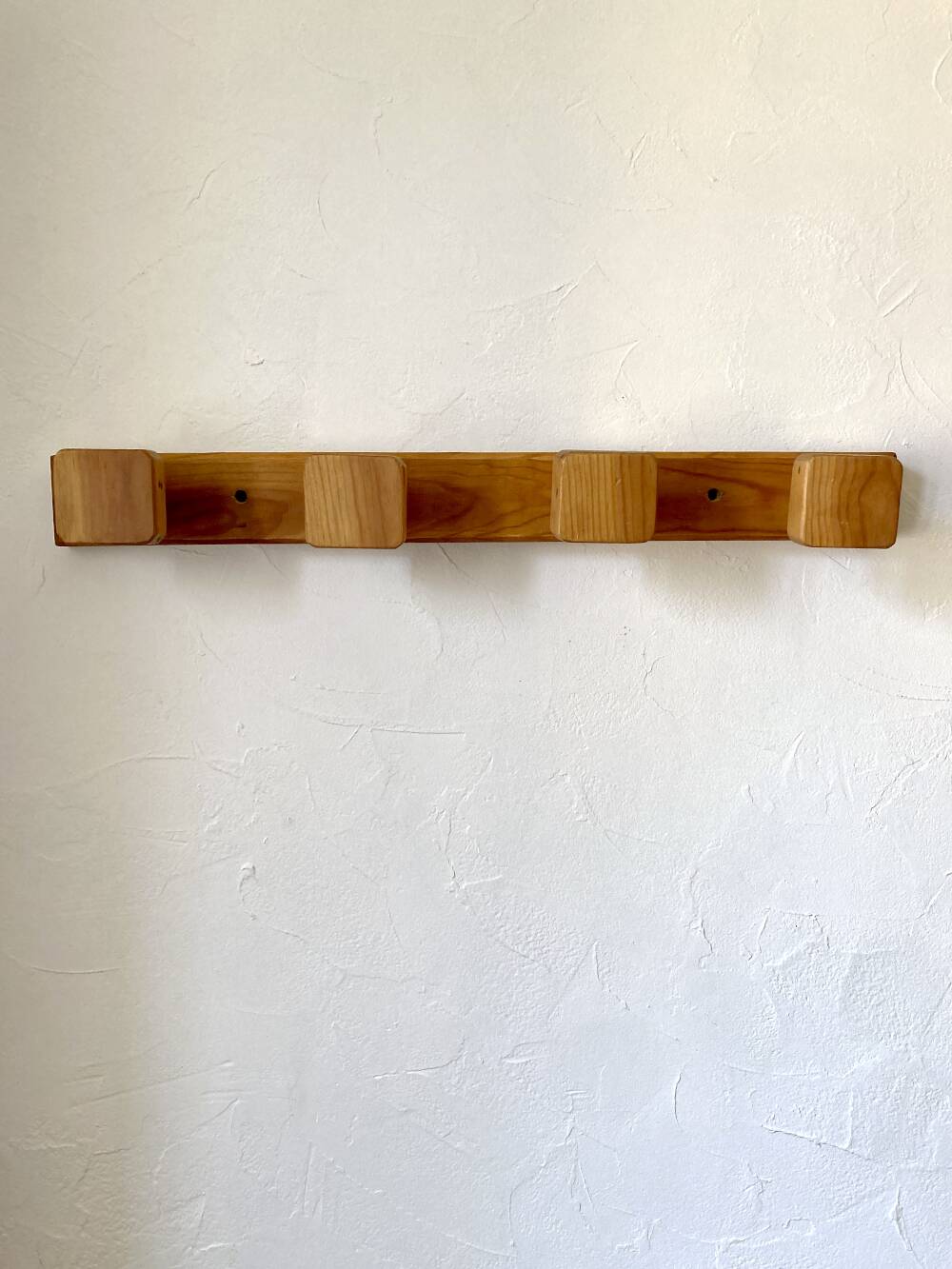 Wall-mounted coat rack with 4 wooden hooks
