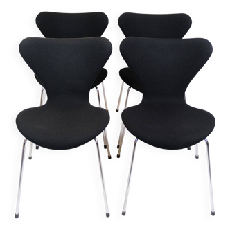 Lot de 4 chaises Seven modèle 3107 originales tapissées en tissu noir par Arne Jacobsen