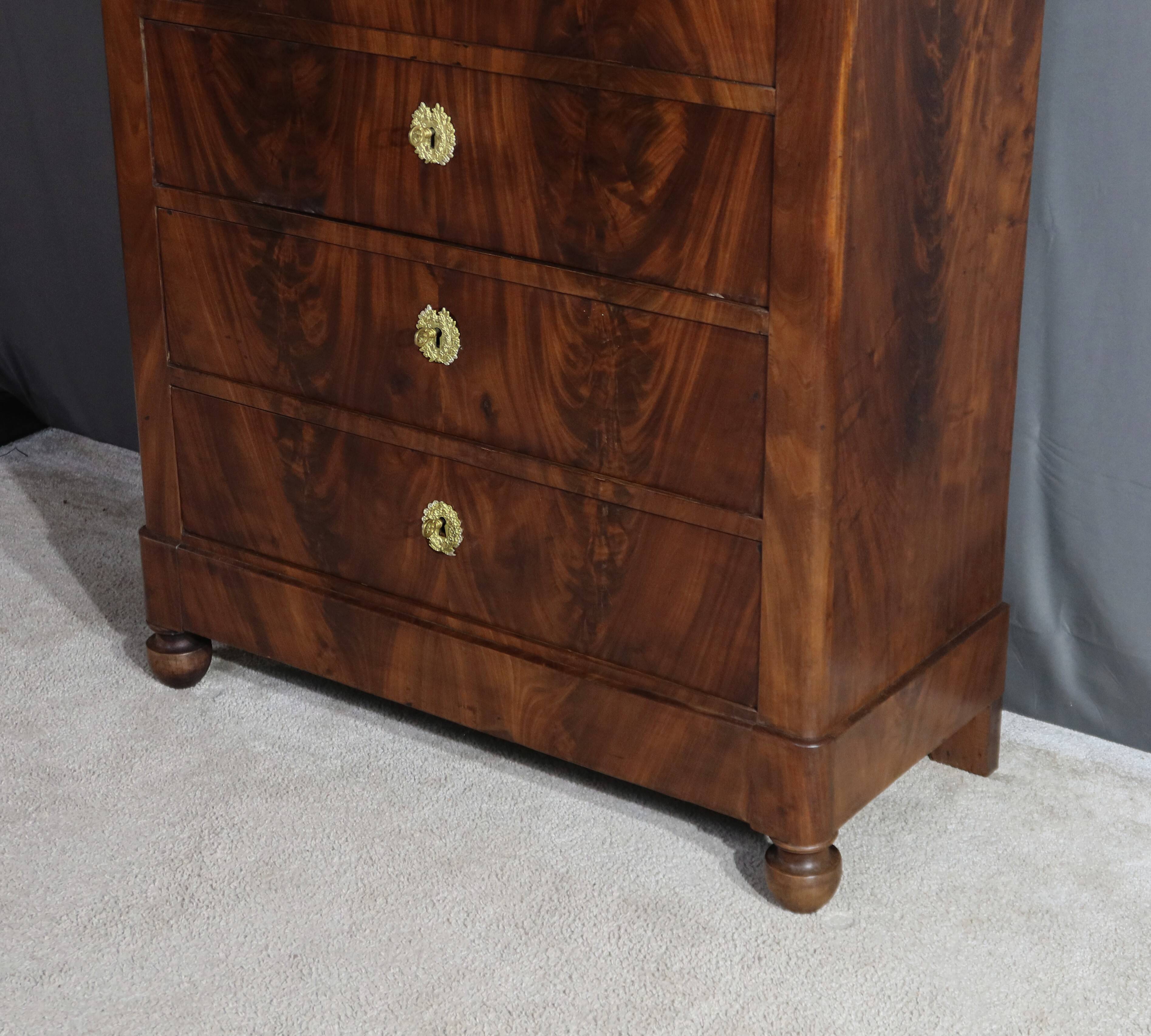 Mahogany burl chest of drawers, Restoration period – Early 19th century