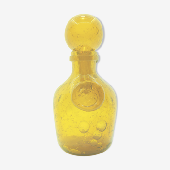Carafe en verre jaune avec détails bulles