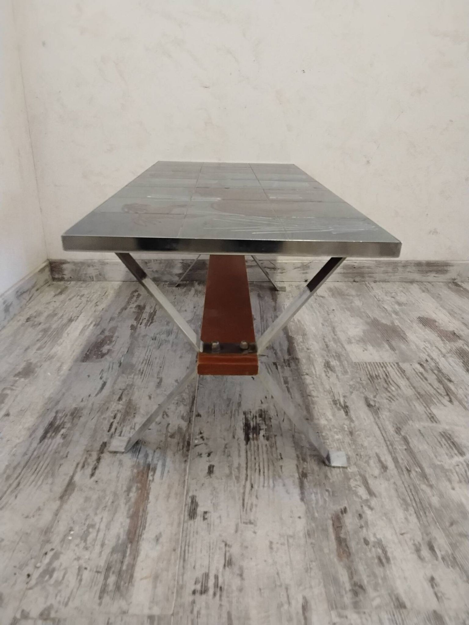 Table basse années 70 à décor de chevaux