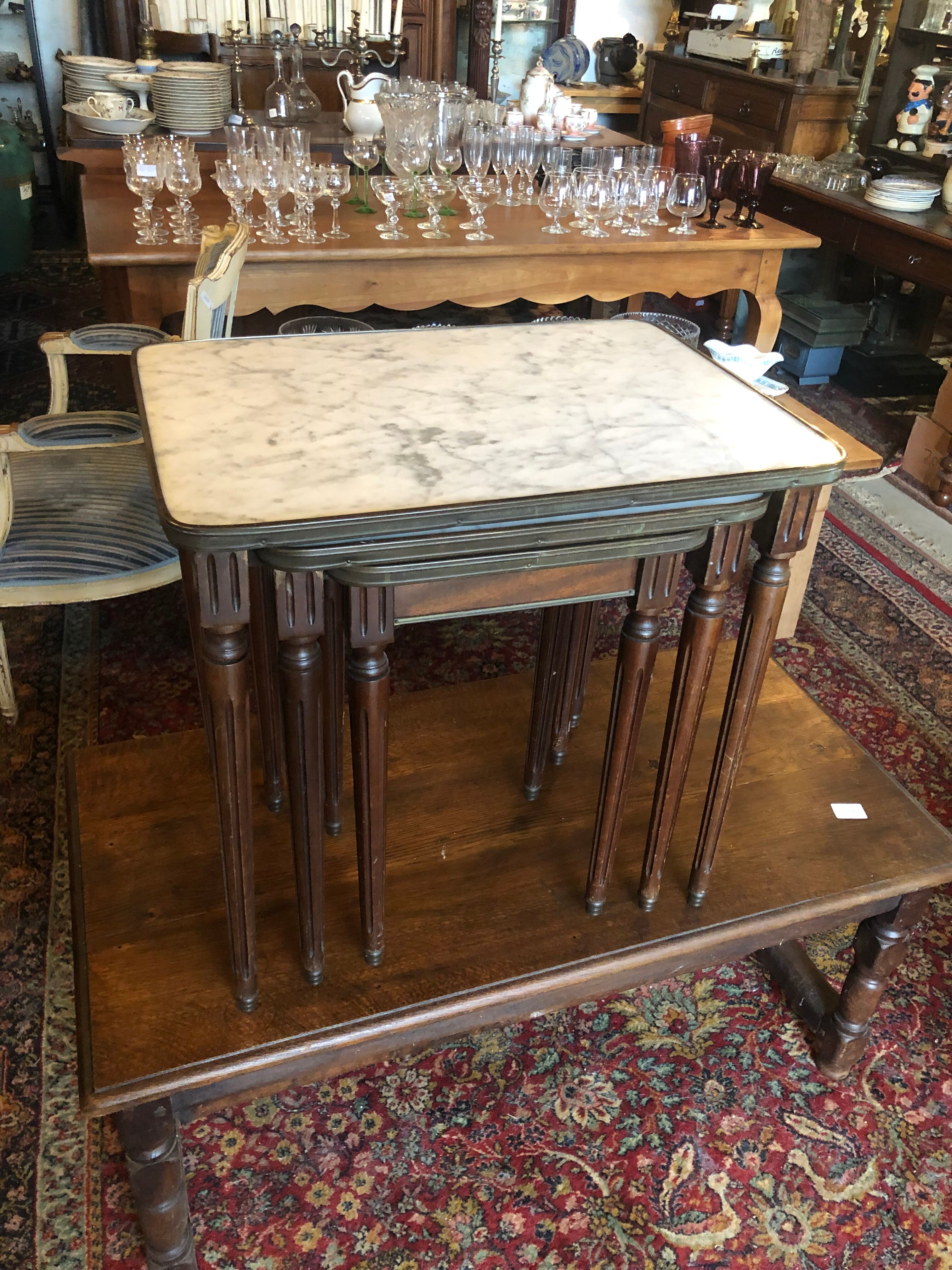 Pull-out tables in brass marble and wood