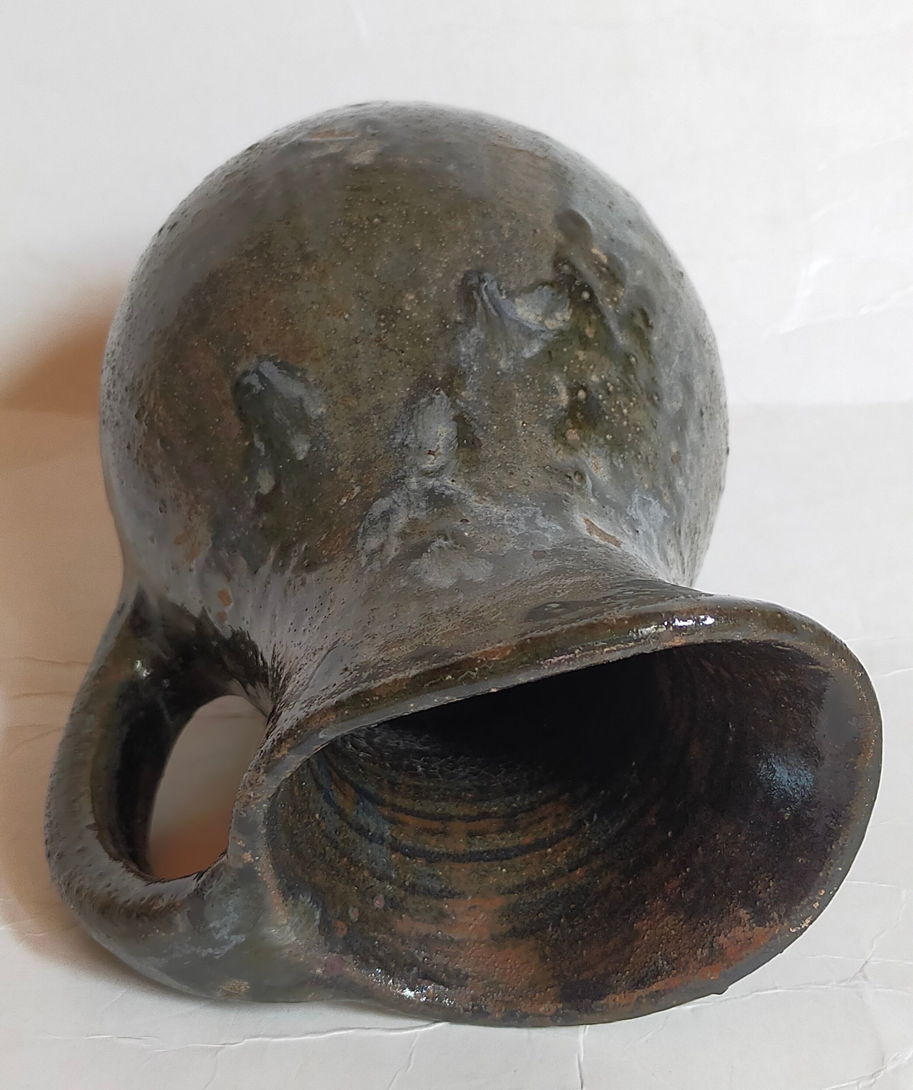 Potter's pitcher Art-popular in old enamelled earth