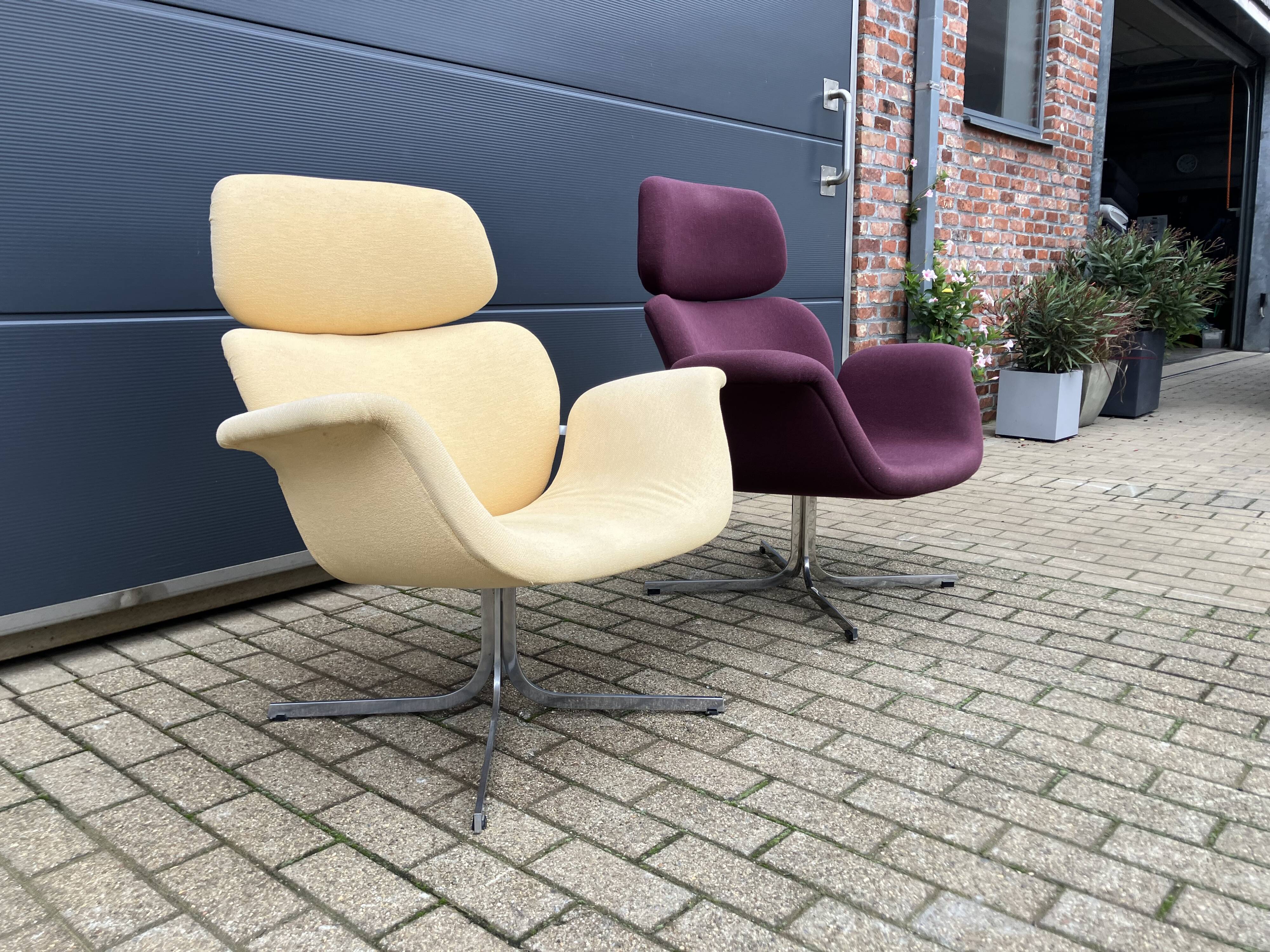 2x Artifort Big Tulip by Pierre Paulin, oud model met kruisvoet