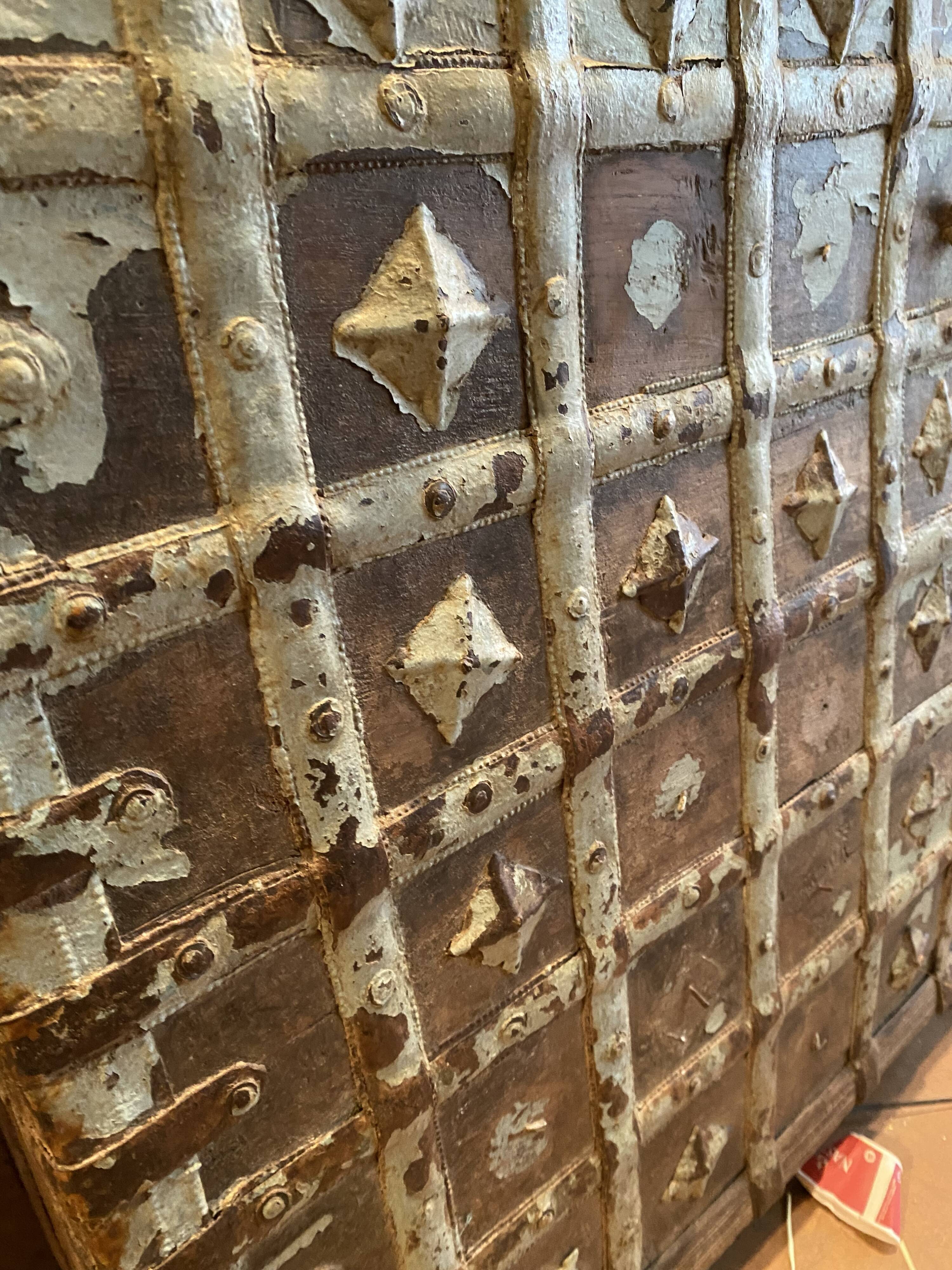 Indian chest in wood and green patinated metal