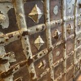 Coffre indien en bois et métal patiné vert