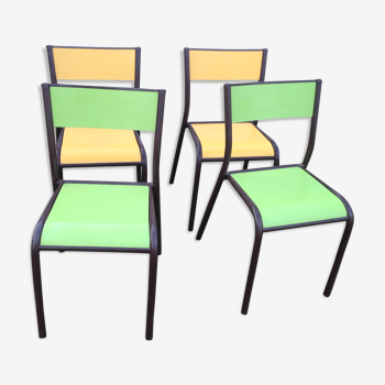 Chaises d'école de couleurs