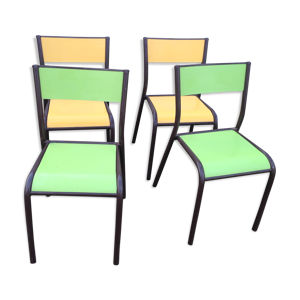 chaises d'école de couleurs