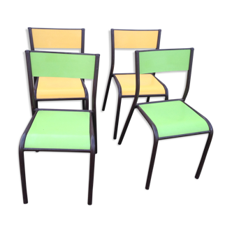 Chaises d'école de couleurs