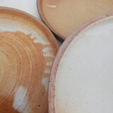 Service 18 assiettes plates en grès artisanal années 60