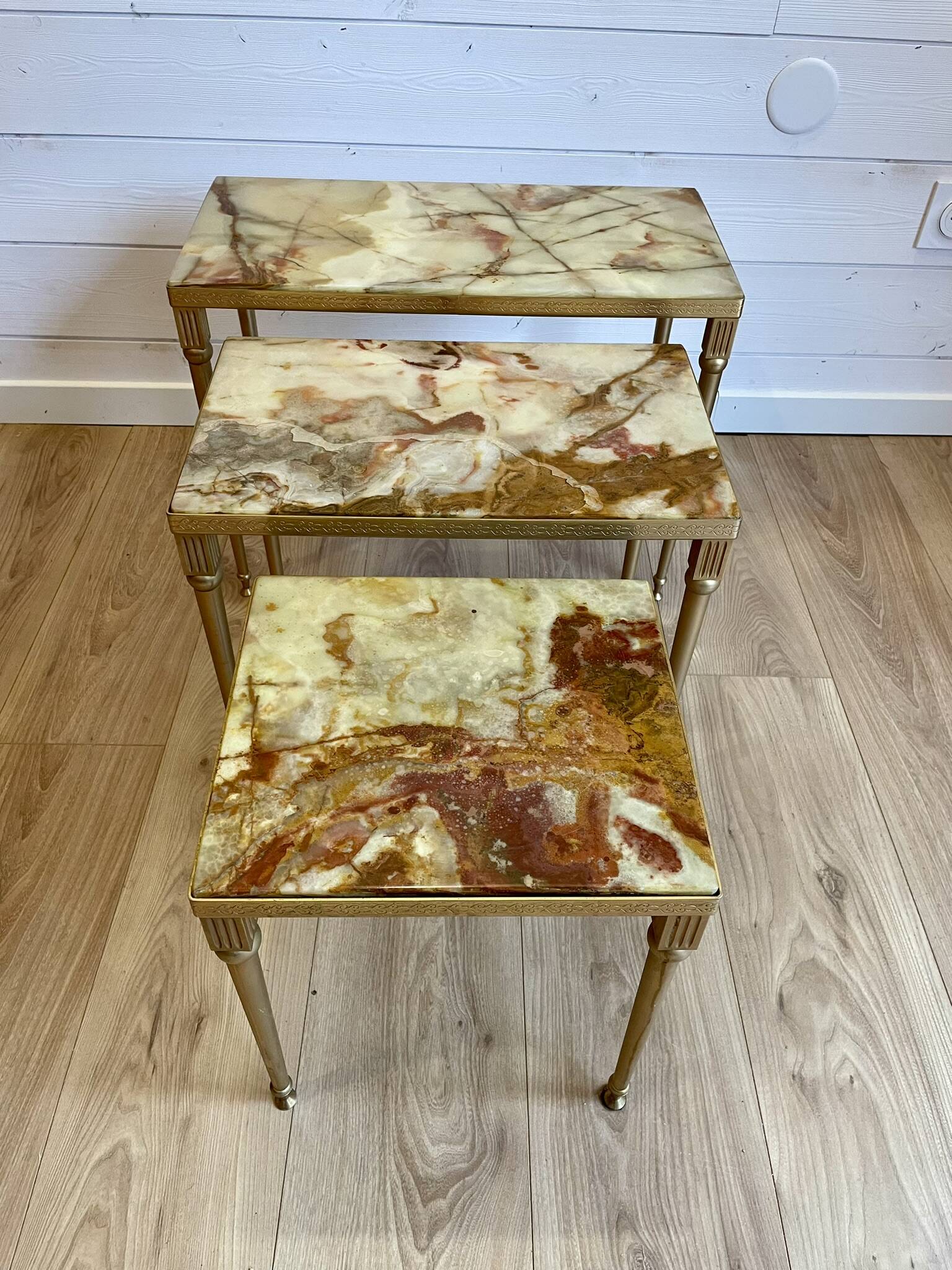 Set of 3 vintage nesting tables in onyx and gold metal from the 1970s.