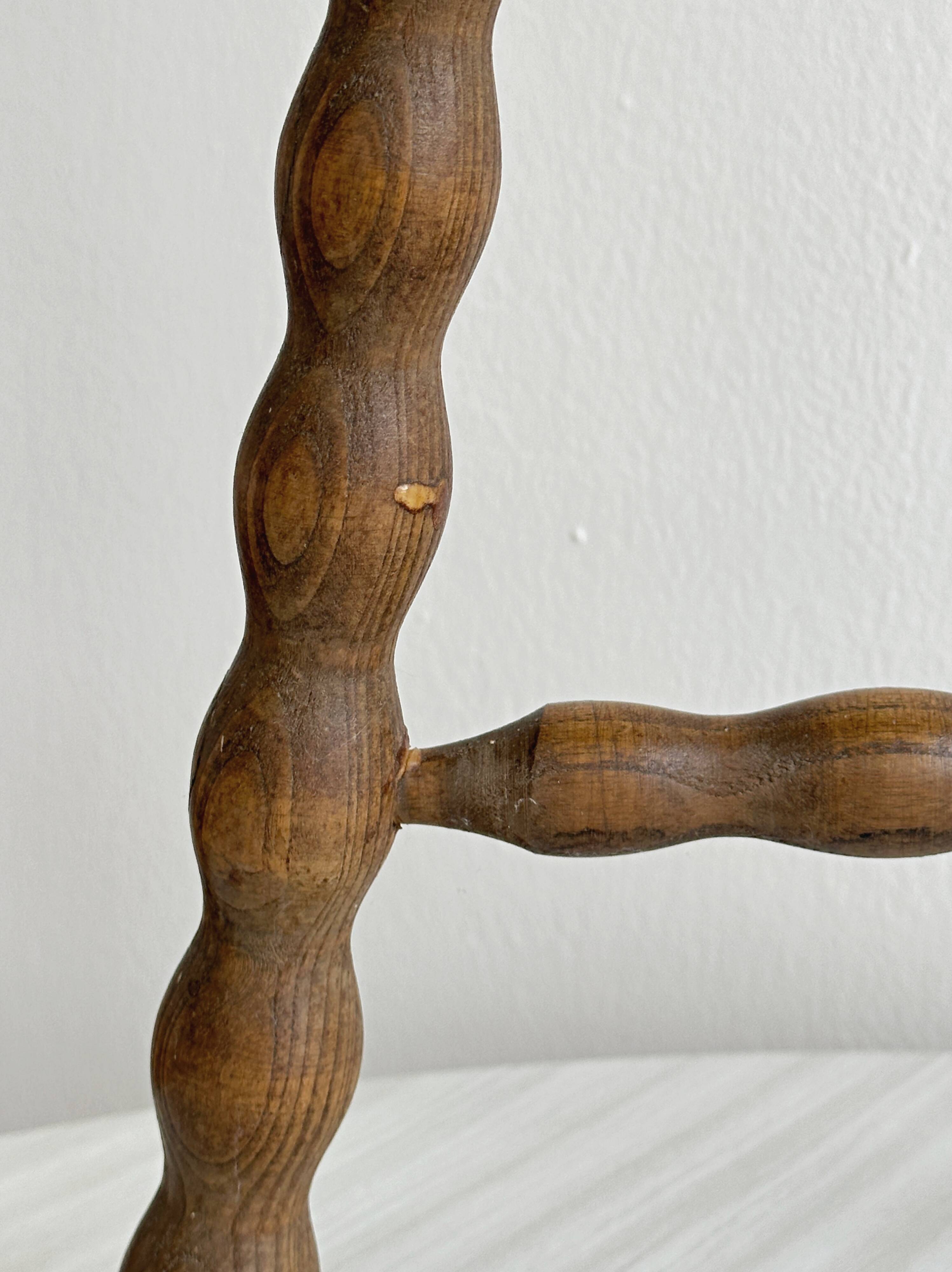 Tabouret tripode ancien en bois torsadé