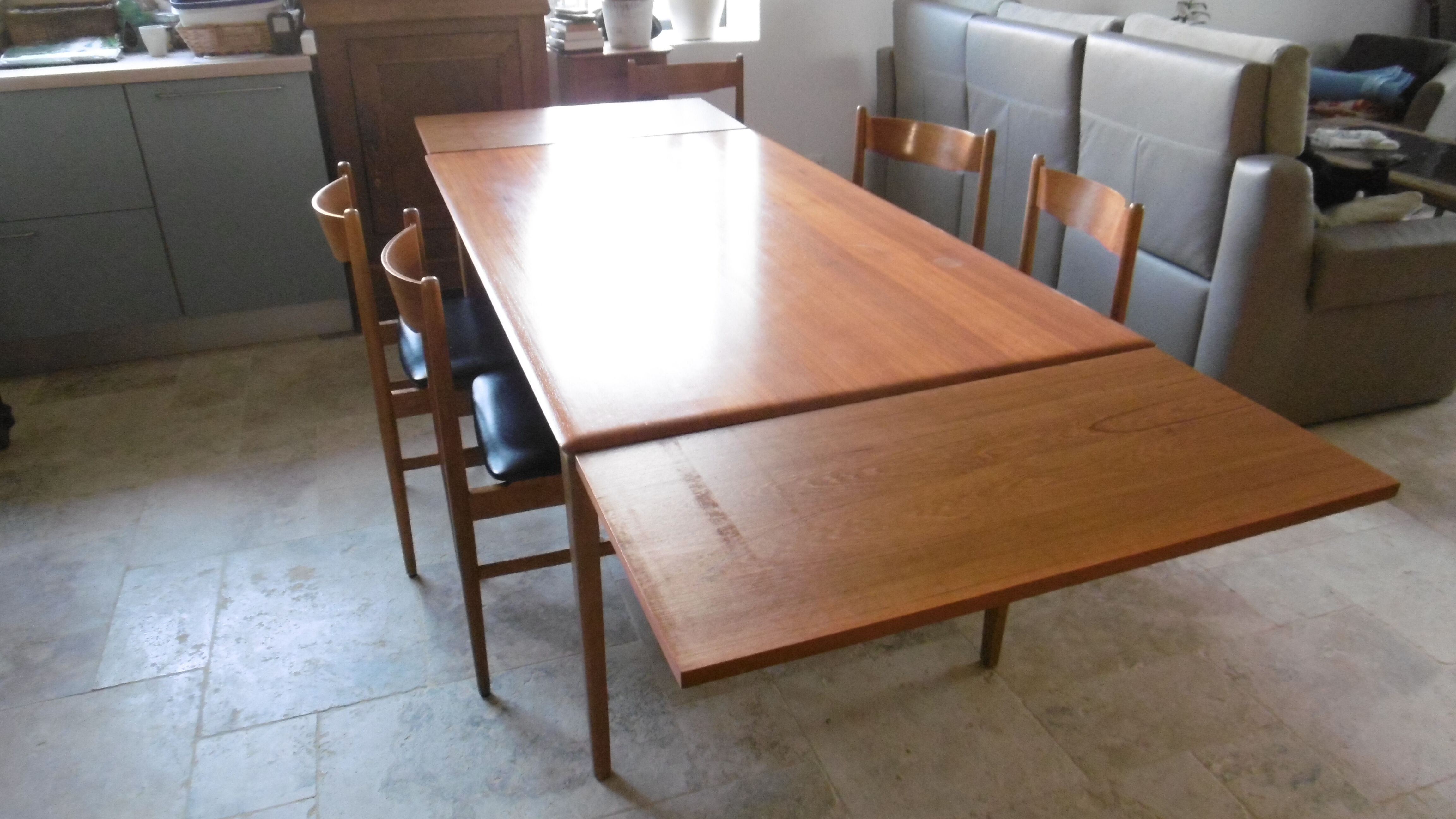 Table avec deux allonges et ses 6 chaises scandinave en teck des années 1970