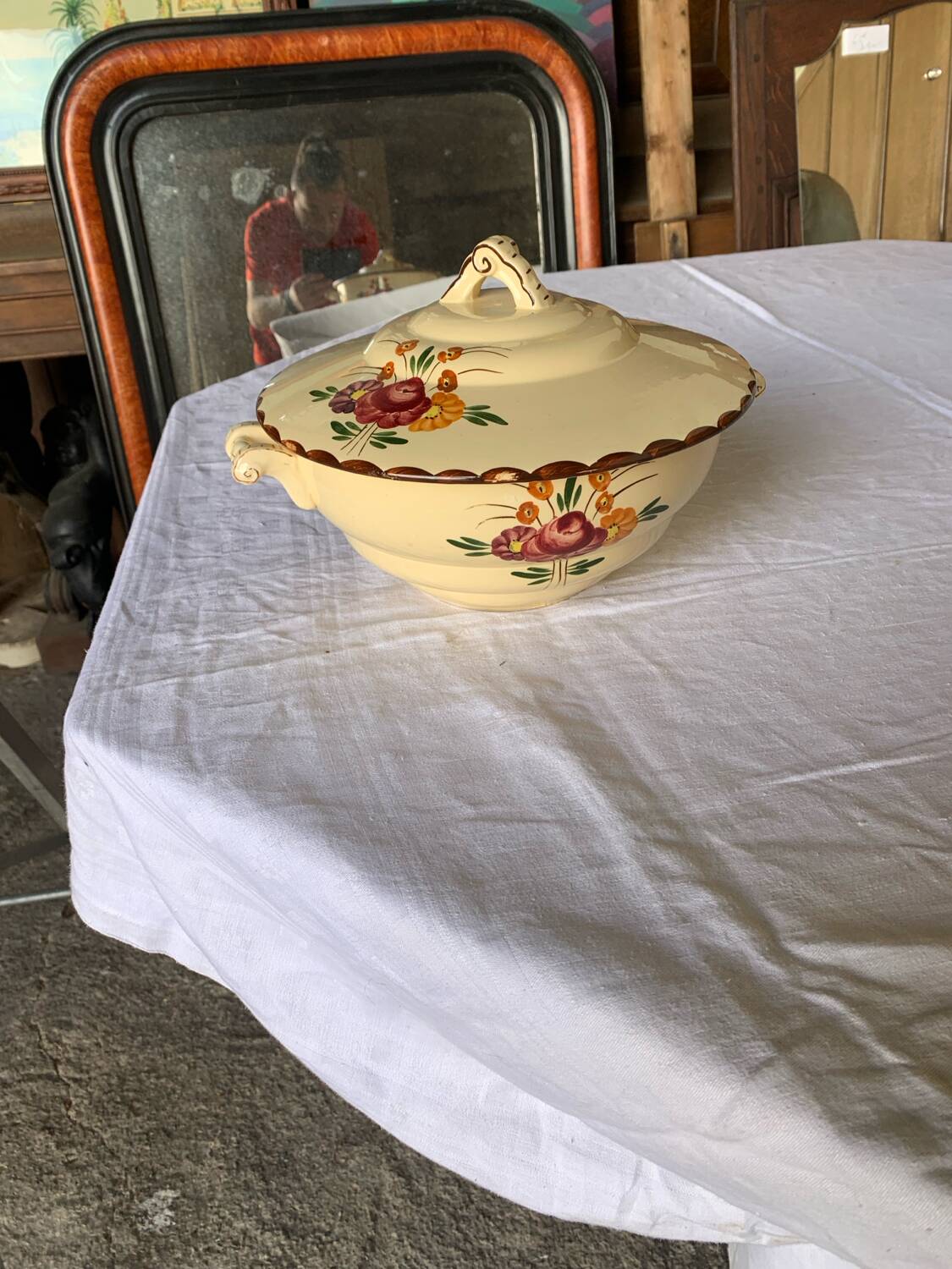 Soupière ancienne Longchamp modèle Agen en faïence française à décor floral