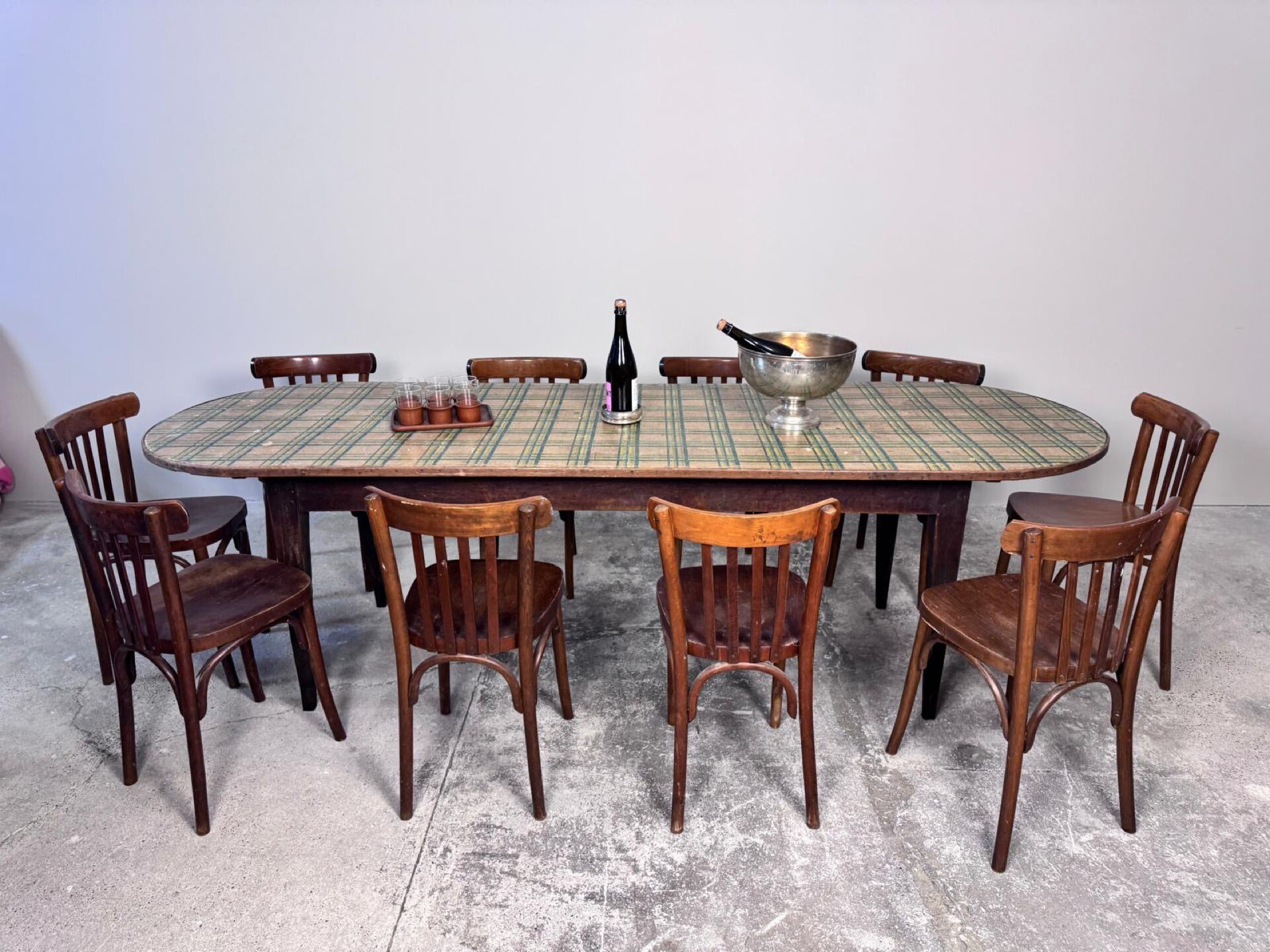 Large oval bistro table dimensions 255 cm