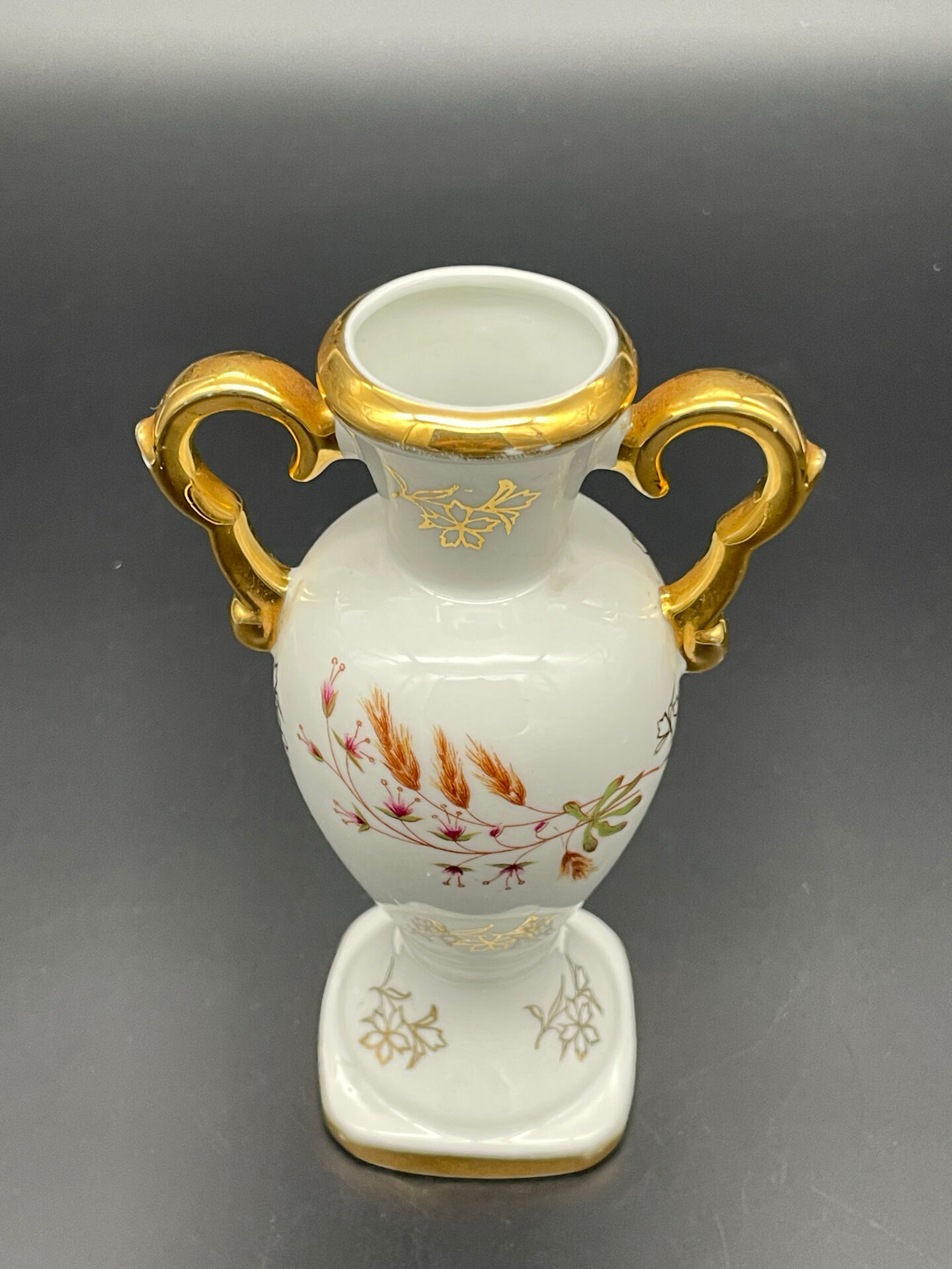 Small amphora vase in Limoges porcelain with gilded handles.