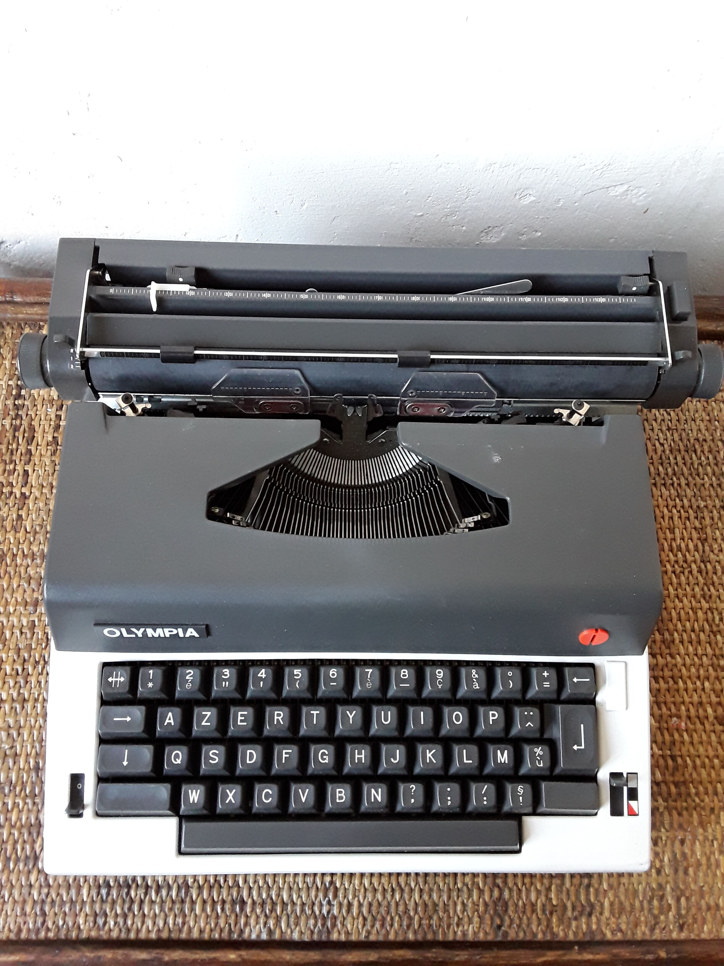 Machine à écrire Olympia vintage des années 70