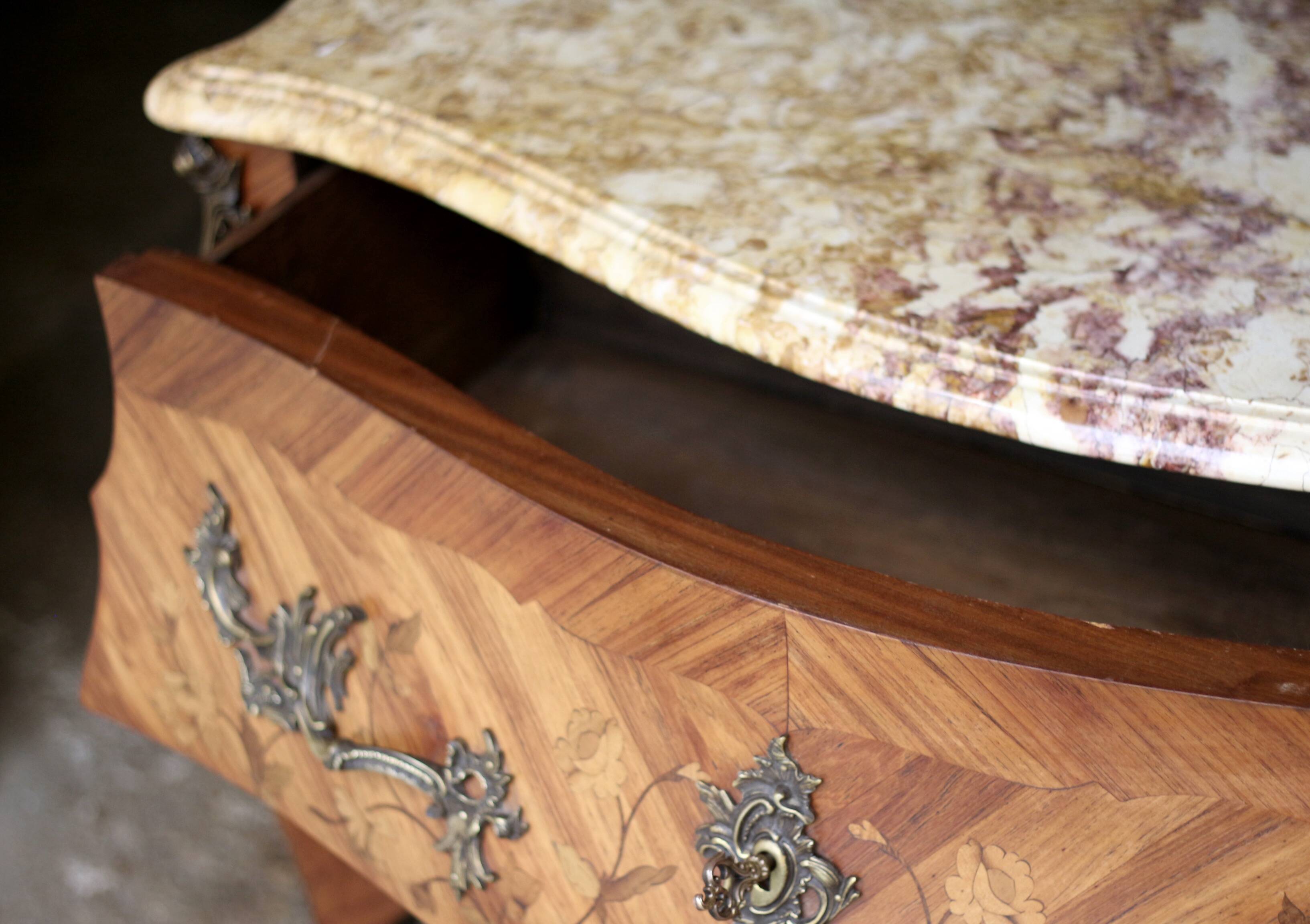 Louis XV style curved chest of drawers of very fine craftsmanship (Faubourg work)
