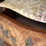 Louis XV style curved chest of drawers of very fine craftsmanship (Faubourg work)