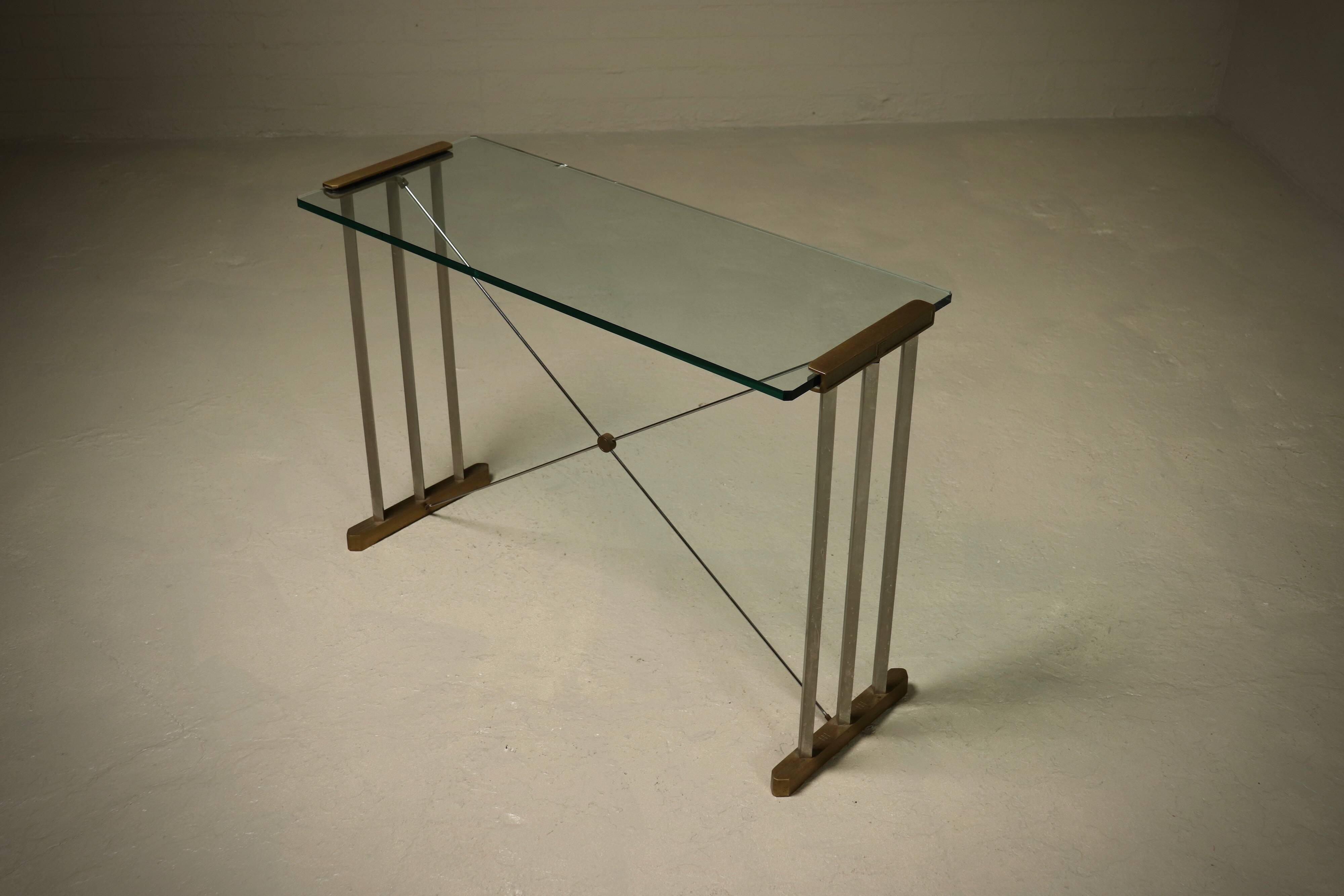 Table console en laiton, plateau en verre par Peter Ghyczy, années 1970