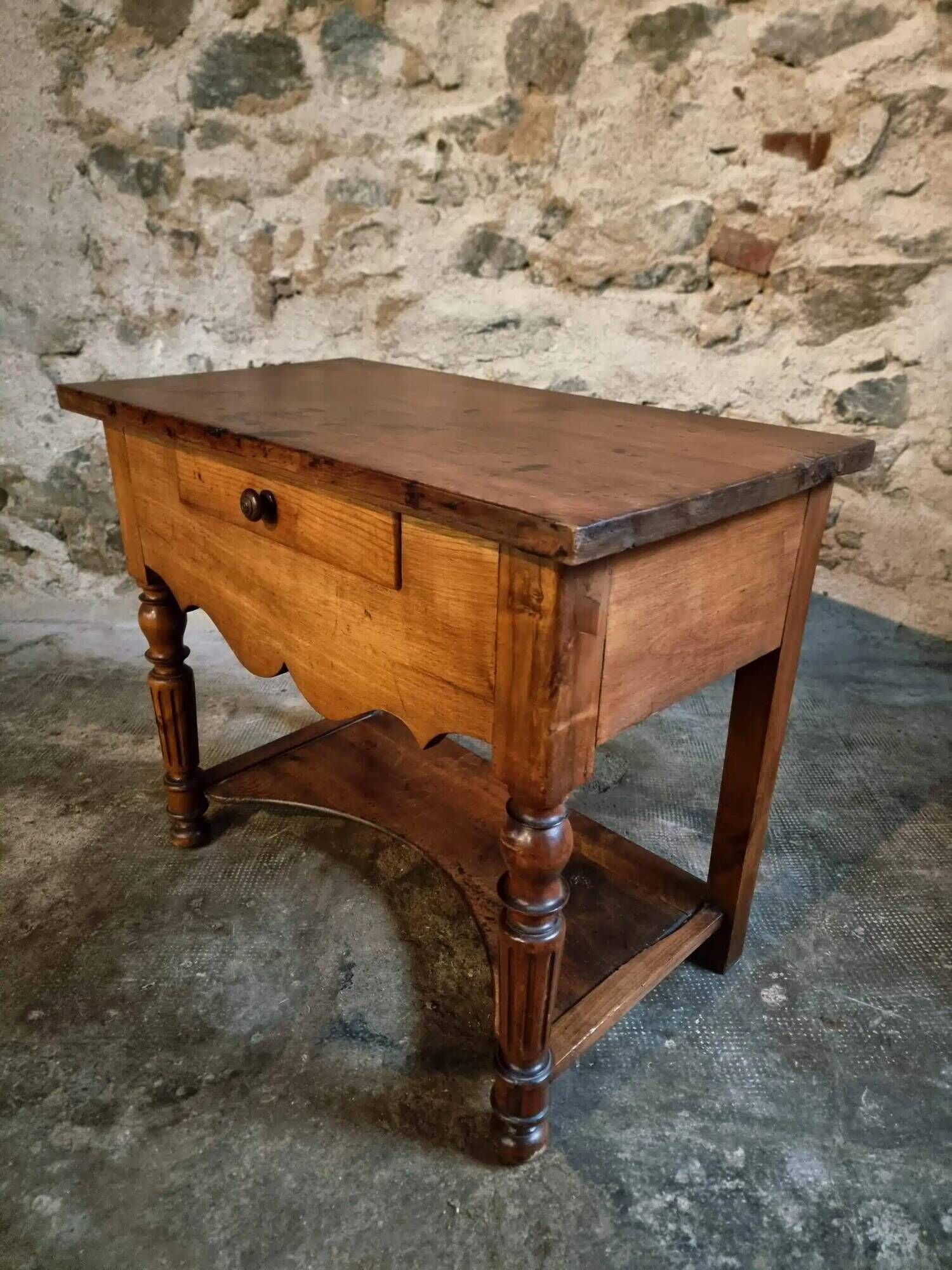 Table d'appoint française ancienne en noyer et cerisier – Louis Philippe, XIXe siècle