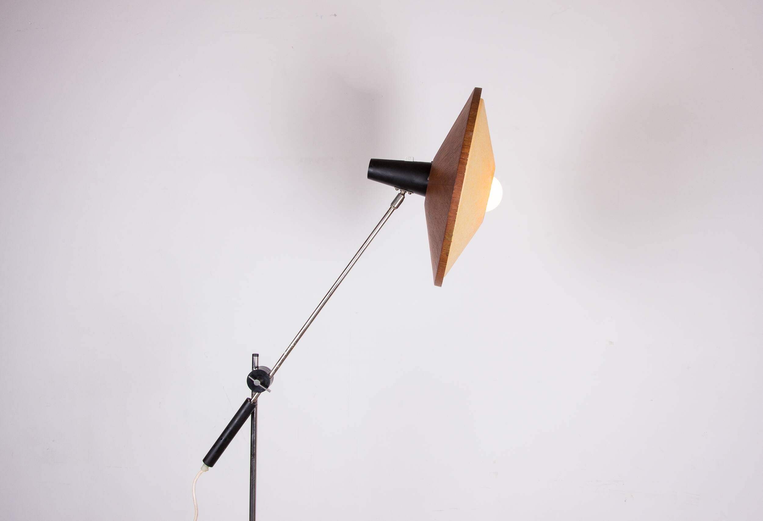 Large tilting floor lamp in steel and teak by Georges Frydman 1960.