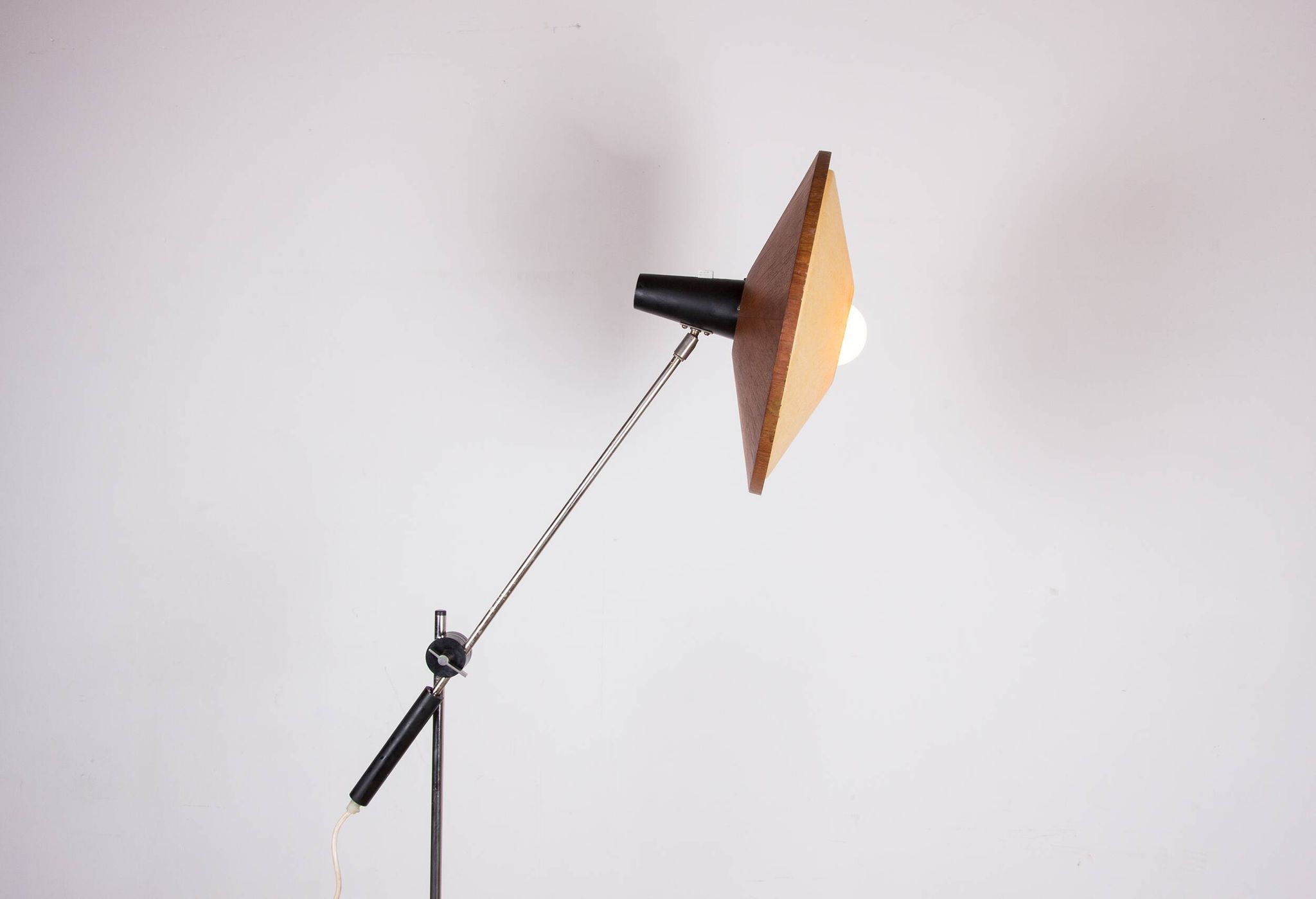 Large tilting floor lamp in steel and teak by Georges Frydman 1960.