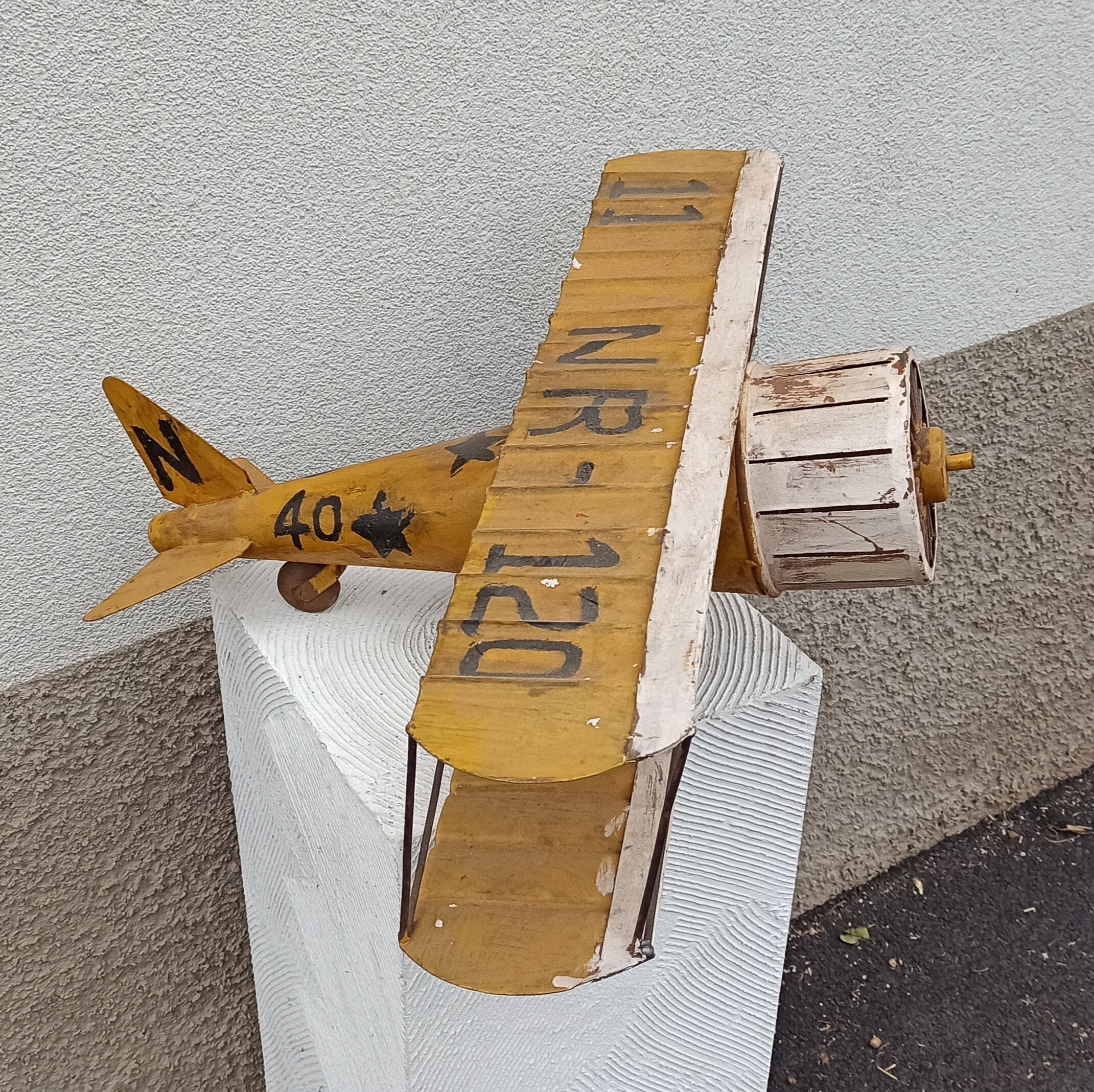 Avion miniature en métal