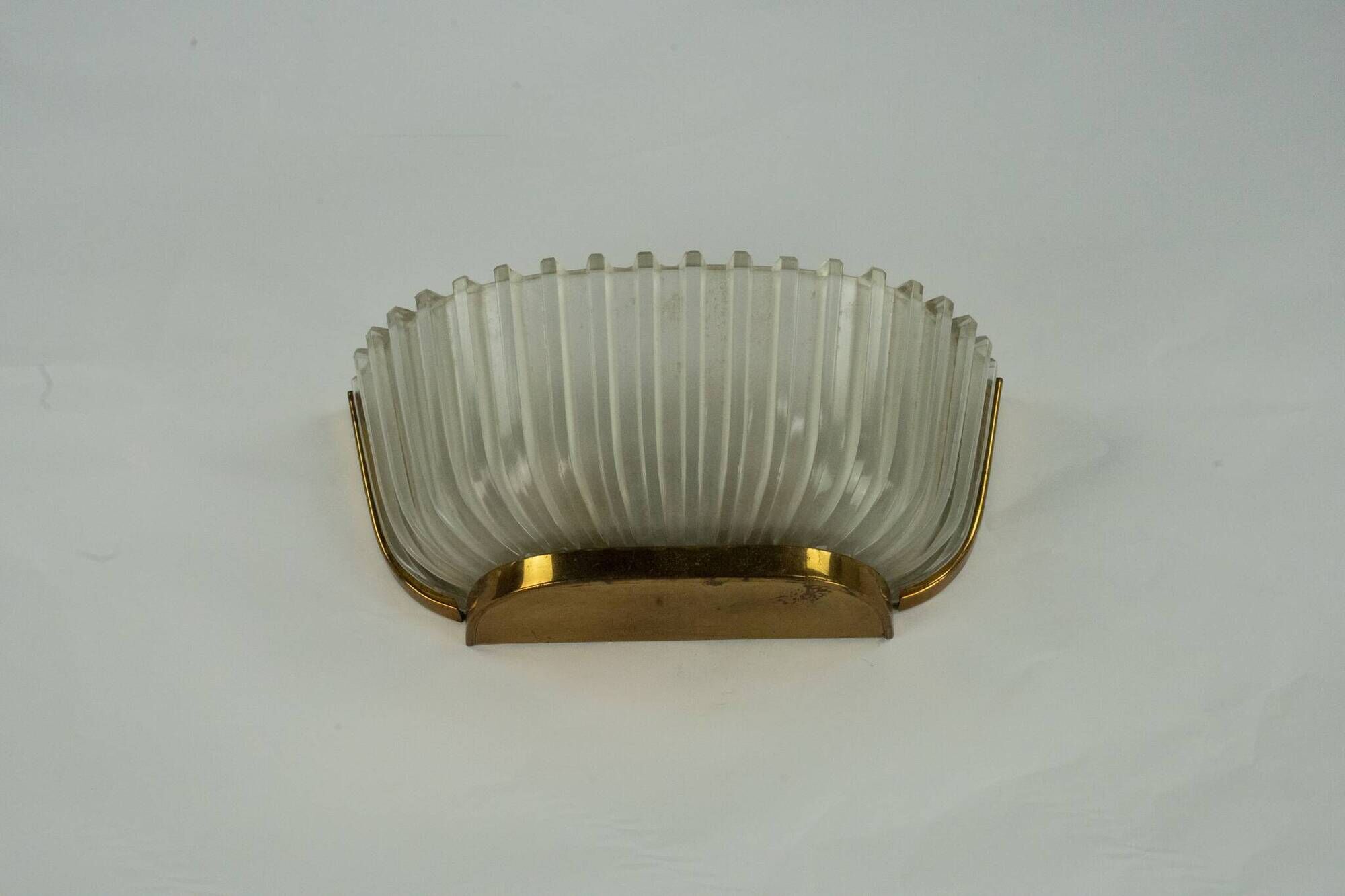 Single Art deco Seguso sconce in brass and glass. Italy 1940s