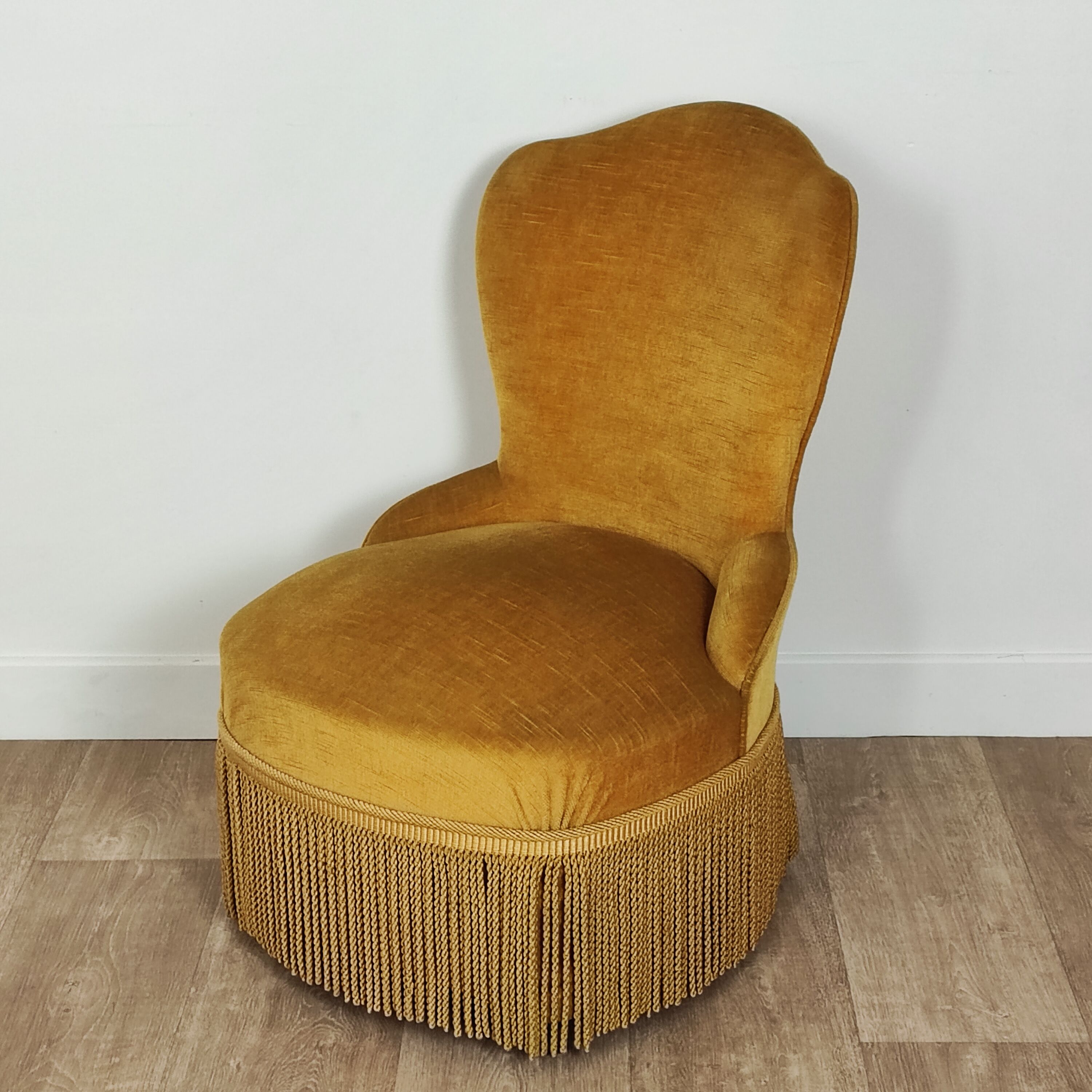 Velvet toad easy chair