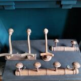 Suite de 4 portes-manteaux en bois