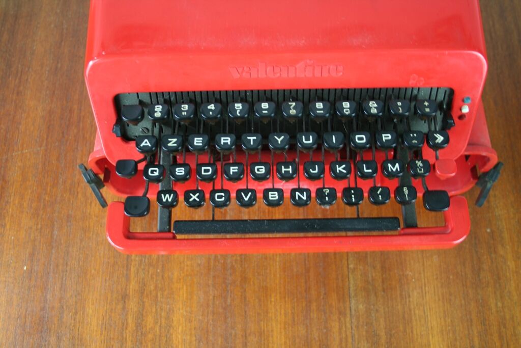 Writing portable Olivetti Valentine Ettore Sottsass 1969 vintage machine