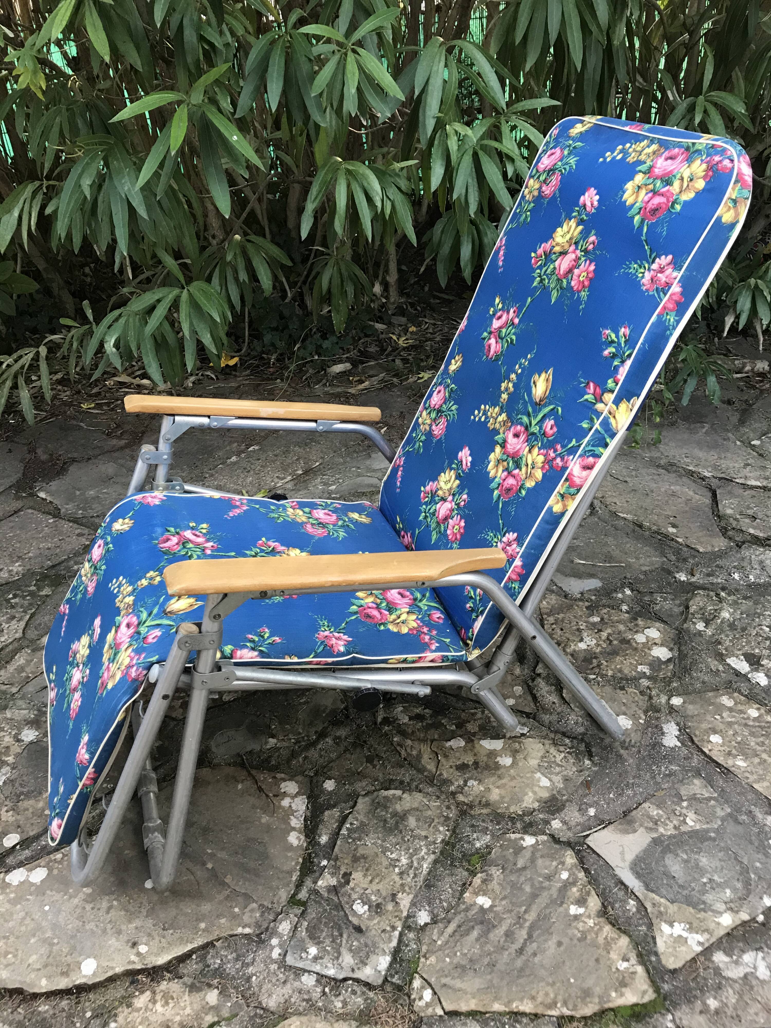 Vintage sunbed lounger