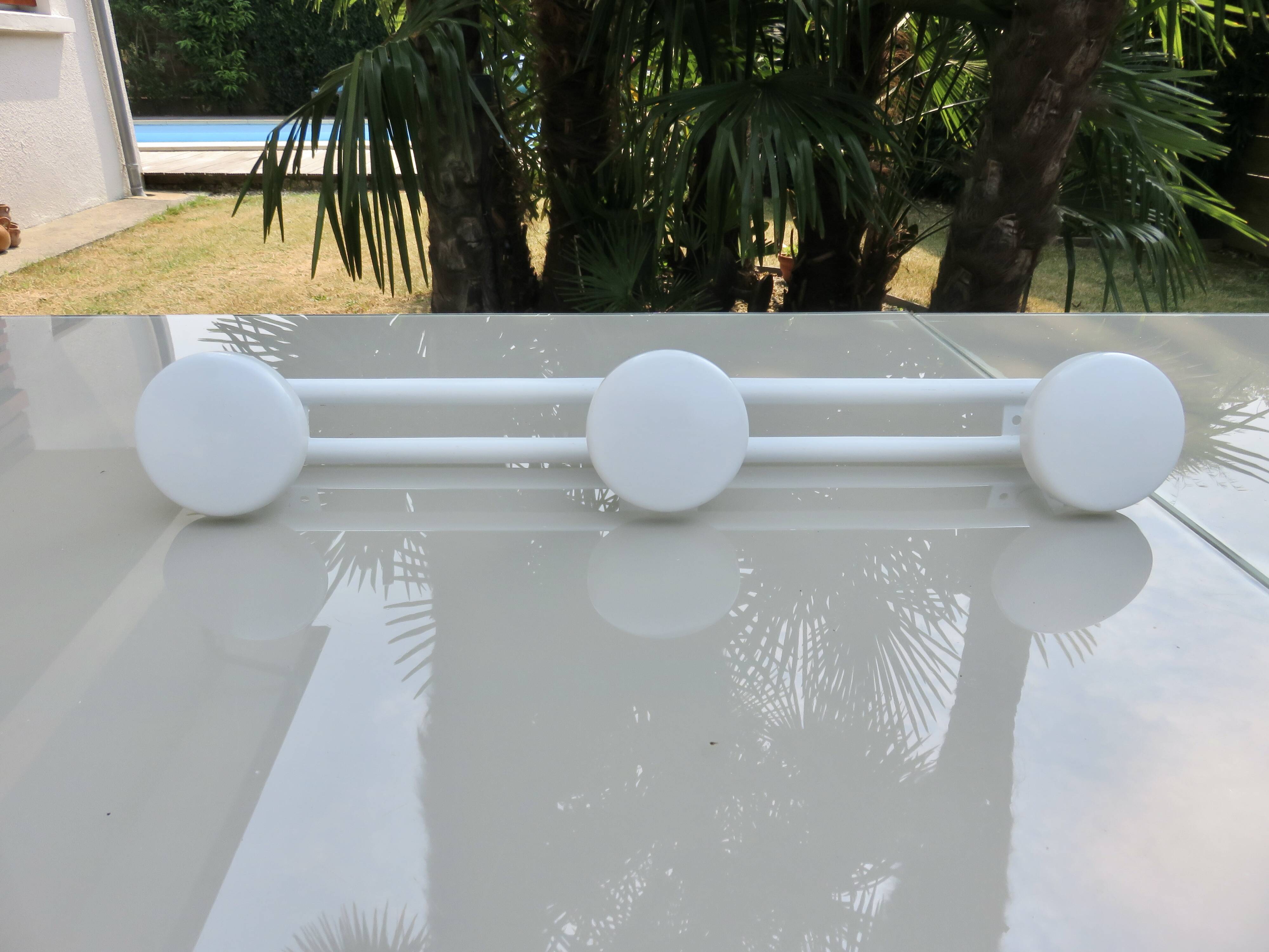 White lacquered metal wall coat rack, 3 hooks, 80s