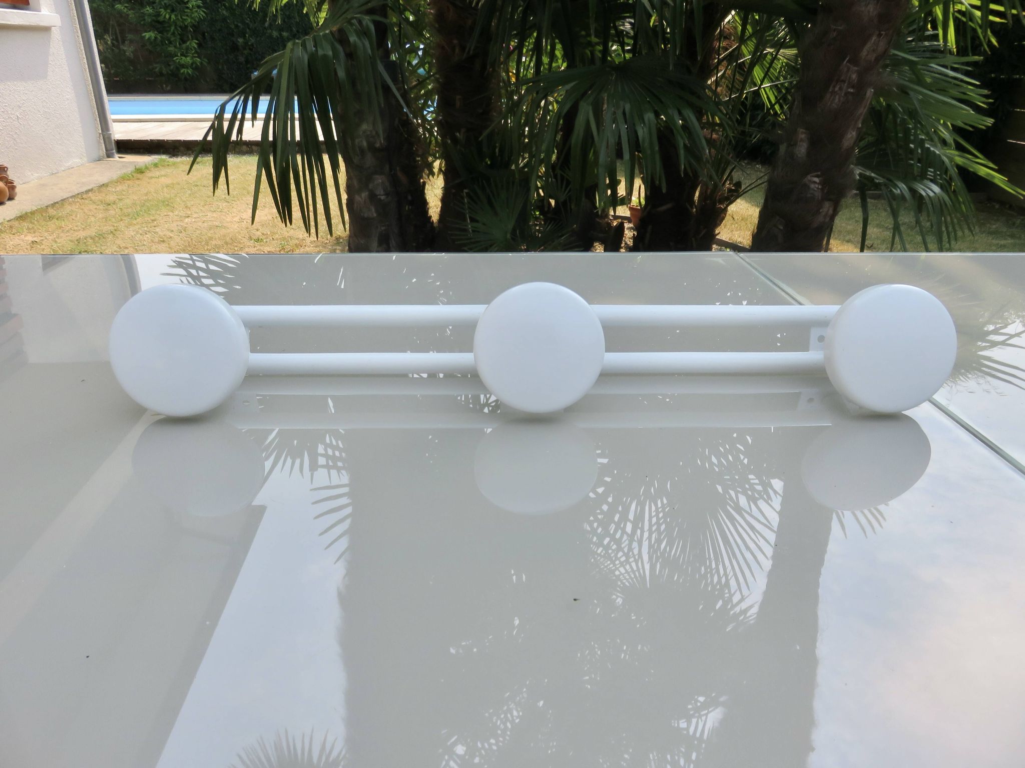 White lacquered metal wall coat rack, 3 hooks, 80s
