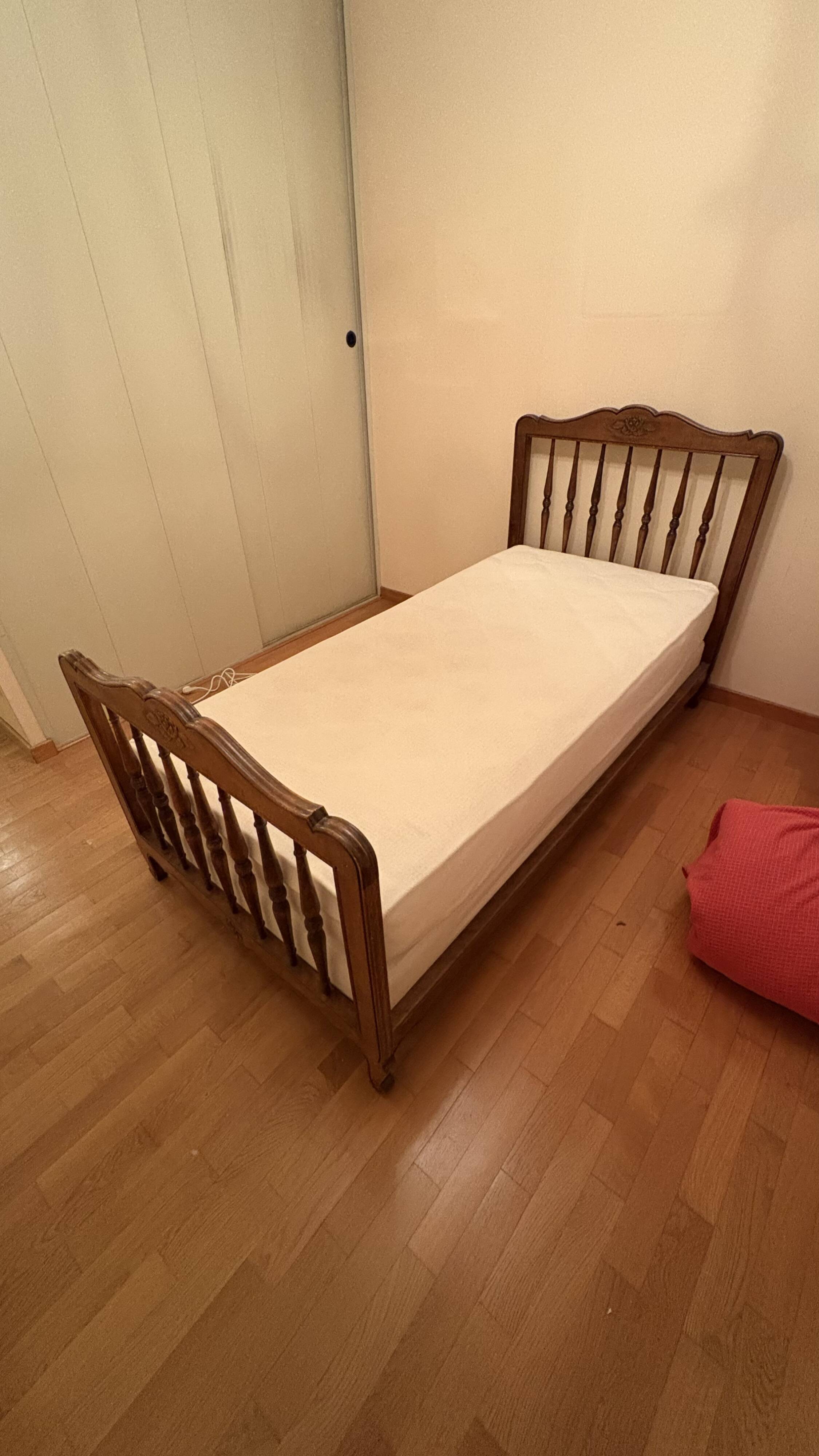 1 bed with a wooden frame and mattress