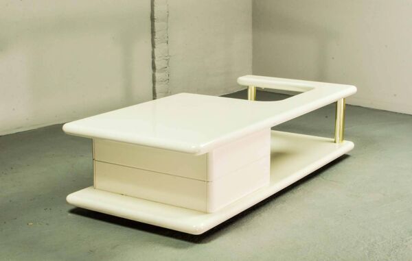 Table basse blanche brillante de forme libre, design italien, avec touches de laiton, années 70