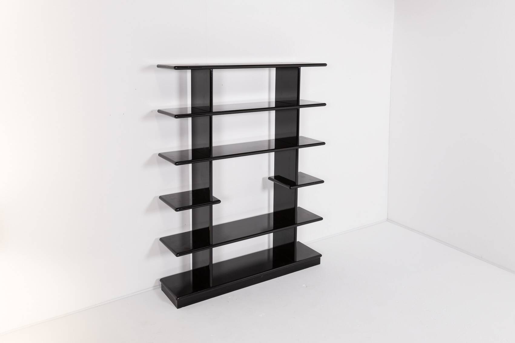 Vintage Italian design black gloss bookshelf, 1980’s