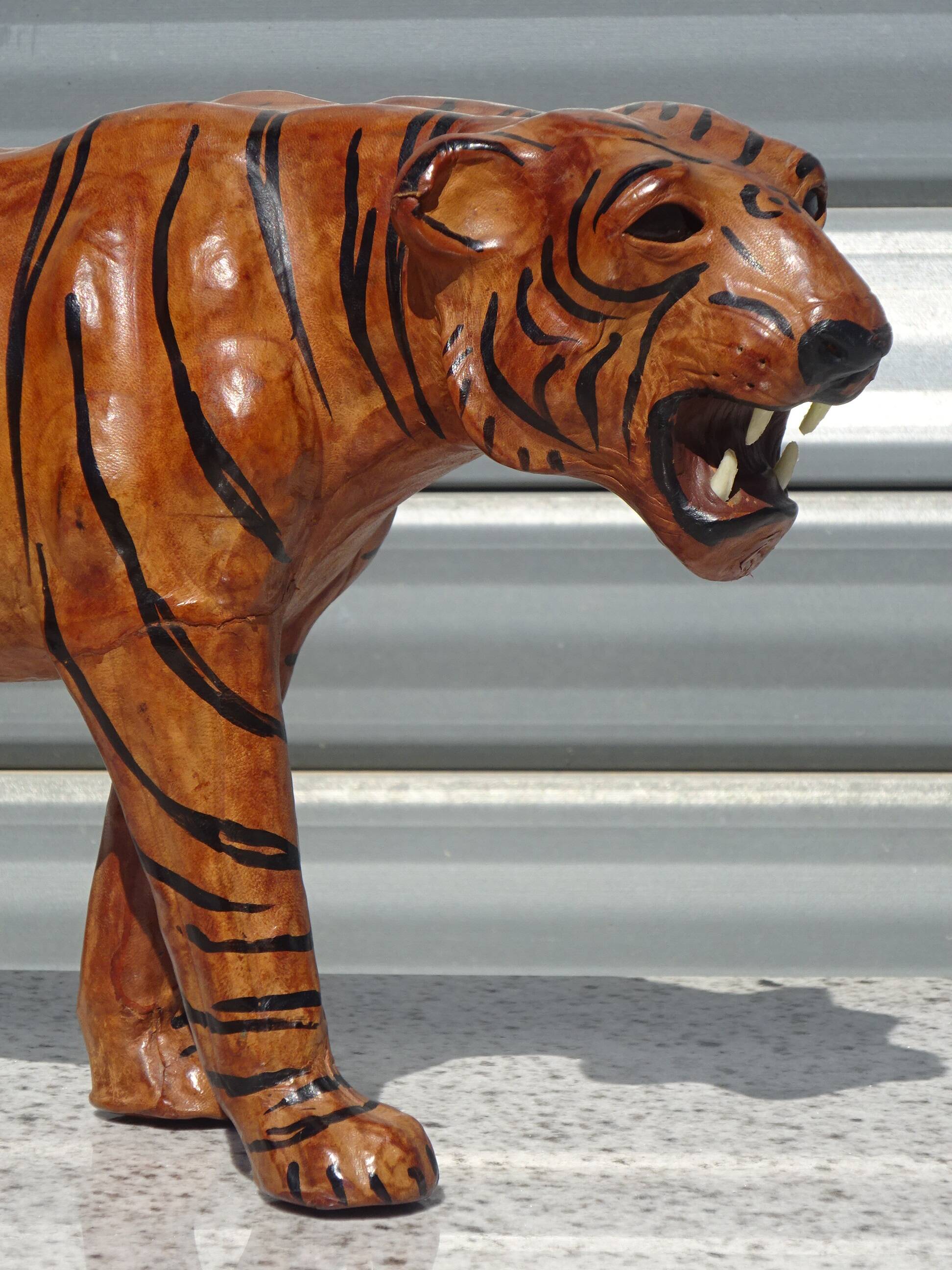 Genuine leather animal, tiger measuring 58 cm.