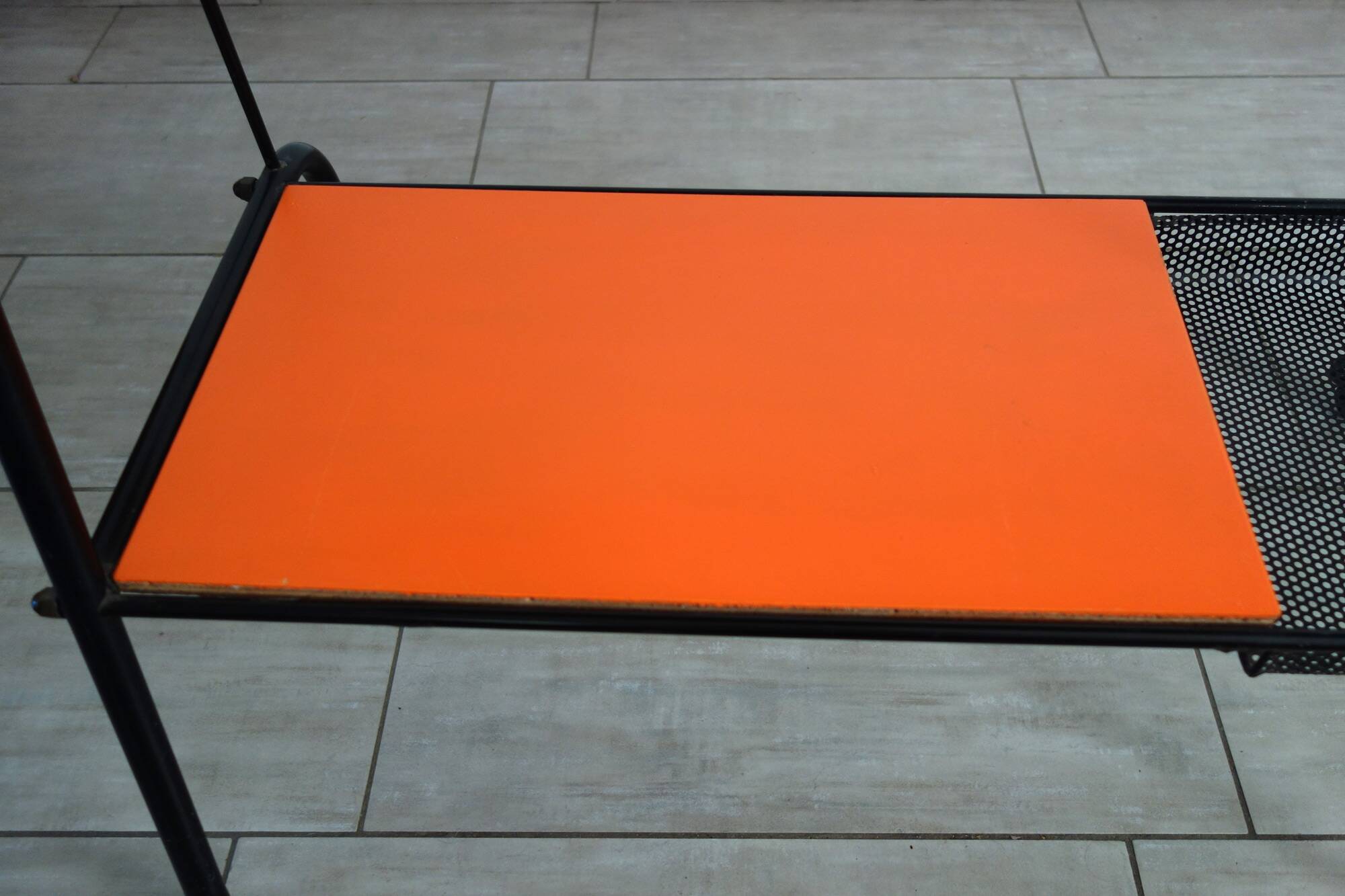 Desserte vintage orange métal perforé