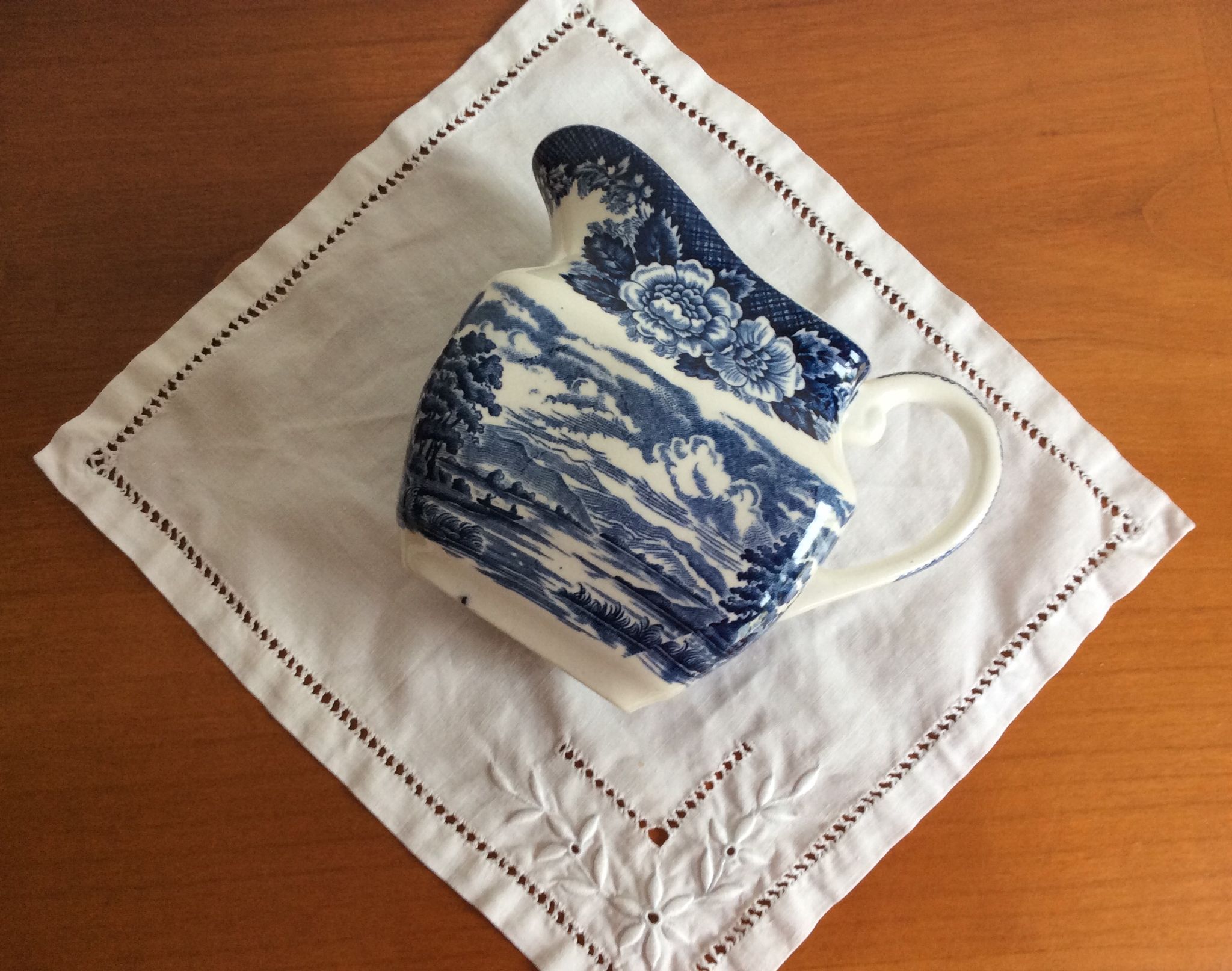 Crémier Lochs of Scotland - Made in England - loch Leven - décors bleu